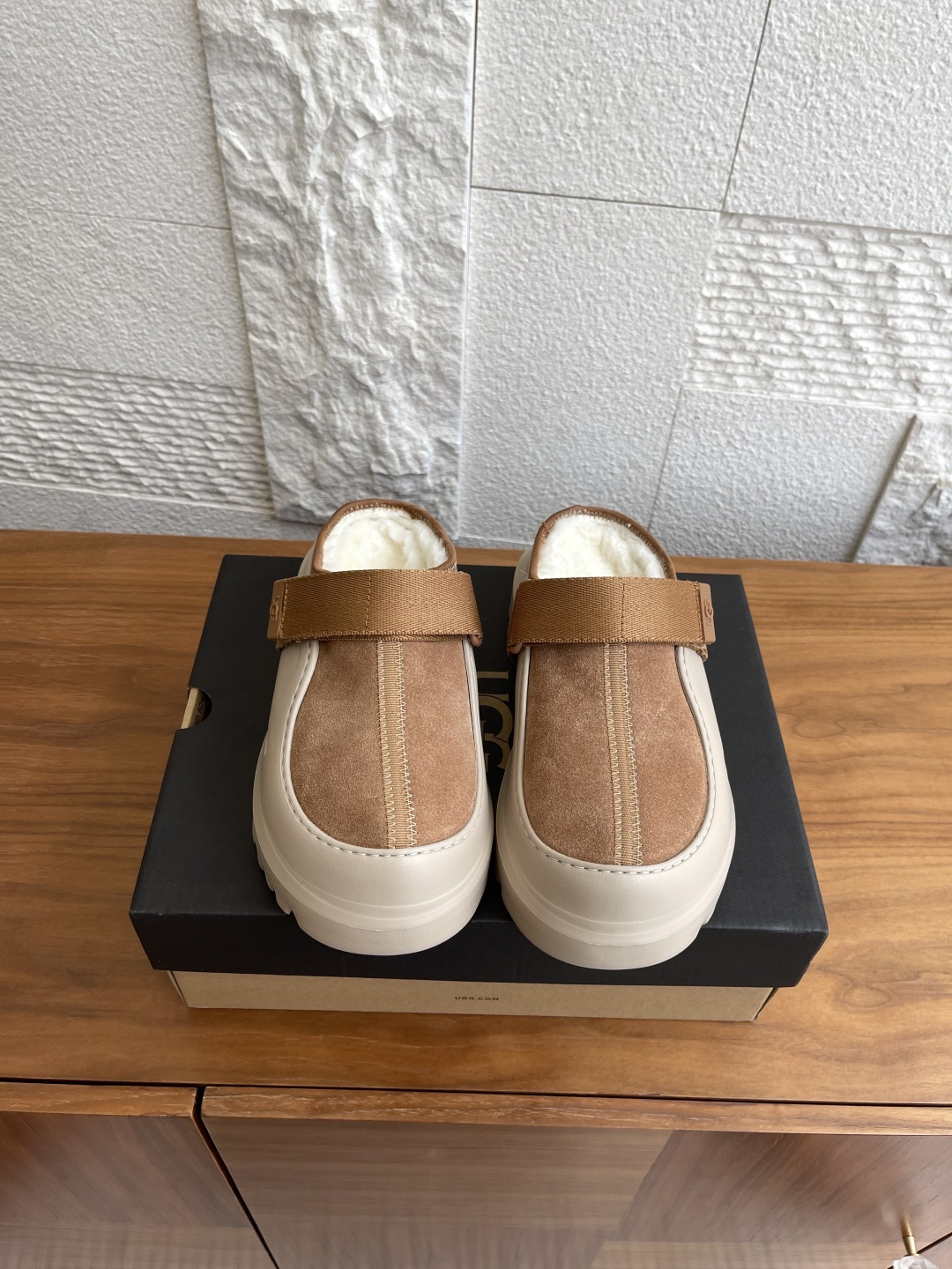 NO:543430,Top version: UGG 2025 autumn and winter new models, men and women, PeakMod series PeakMod Lowcut modern casual shoes, low top semi-tork UGG this peakMod Biyiko mold PeakMod Lowcut modern casual shoes, classic waterproof hybrid short boots, avant-garde contrasting design, with a bright look, cow sectioned fur upper + neoprene upper, about 17mm UGGplus lining, insole, elastic strap and buckle, high top boots, both function and warmth. EVA outsole anti-slip spider web rubber sole, provides good grip. Fabric imported beef reverse velvet, inner sheep fur integrated, outsole EVA foamed sole Size women 35-40 (40 custom-made without return)  Men 39-45 (45 custom made without return), snow boots, boots, sheepskin19860909顶级版本: UGG 2025 秋冬新款 男女同款 PeakMod系列 PeakMod Lowcut摩登休闲鞋 低帮 半拖 UGG这款男女同款PeakMod比伊科塑模 PeakMod Lowcut摩登休闲鞋 ,经典防水混合款短靴,前卫撞色设计,搭出亮眼造型,牛剖层翻毛皮鞋面+氯丁橡胶鞋面,约17毫米UGGplush里衬、鞋垫,松紧系带和栓扣,高帮靴筒,功能与保暖兼备.EVA外底防滑蛛网橡胶底,提供良好抓地力. 面料进口牛反绒 内里羊皮毛一体 大底EVA发泡大底 Size女35-40（40定做不退换）  男39-45（45定做不退换）,雪地靴,boots,sheepskin,Women's Shoes