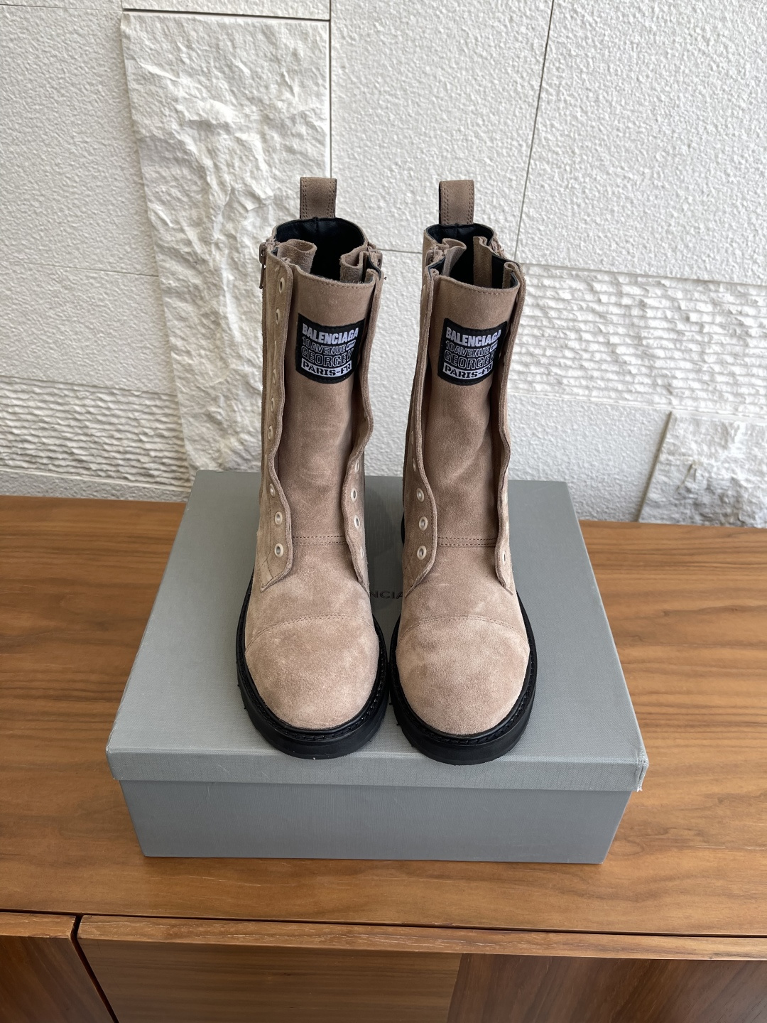 NO:558671,Top version: Balenciaga 2025 Autumn and Winter Couple's Style Thick-soled Side Zipper Martin Boots Balenciaga Autumn and Winter Couple's Style Thick-soled Martin Boots, color-coated and old-fashioned, tough and comfortable!  The upper is made of soft suede + metal eyelets, and the details are perfect. The thick rubber sole has strong wear resistance and grip, and is suitable for daily wear or outdoor use. The mid-tube design + lace + side zipper makes it easy to put on and take off and stylish. The beige color is versatile and can be easily worn in work wear, street, and leisure. It is perfect for autumn and winter!  Fabric imported calfskin/imported cow suede Lining imported cowhide Outsole original molded rubber outsole Size female 35-41 (40 41 customized, non-returnable) Male 38-45 (45 customized, non-refundable), boots, balenciaga, balenciaga, boots, cowhide, chamois leather19860909顶级版本: Balenciaga 巴黎世家 2025 秋冬情侣款 厚底 侧拉链 马丁靴 巴黎世家秋冬情侣款厚底马丁靴,擦色做旧复古风,硬朗又舒适！鞋面柔软麂皮+金属孔眼,细节满分.厚底橡胶鞋底耐磨抓地力强,日常穿搭或户外都OK.中筒设计+系带+侧拉链,穿脱方便又有型.米色百搭,工装、街头、休闲都能轻松驾驭,秋冬季节超适合！ 面料进口小牛皮/进口牛反绒 内里进口牛皮 大底原版开模橡胶大底 Size女35-41（40 41 定做不退换）  男38-45（45定做不退换）,靴子,balenciaga,balenciaga,boots,cowhide,chamois leather,Women's Shoes