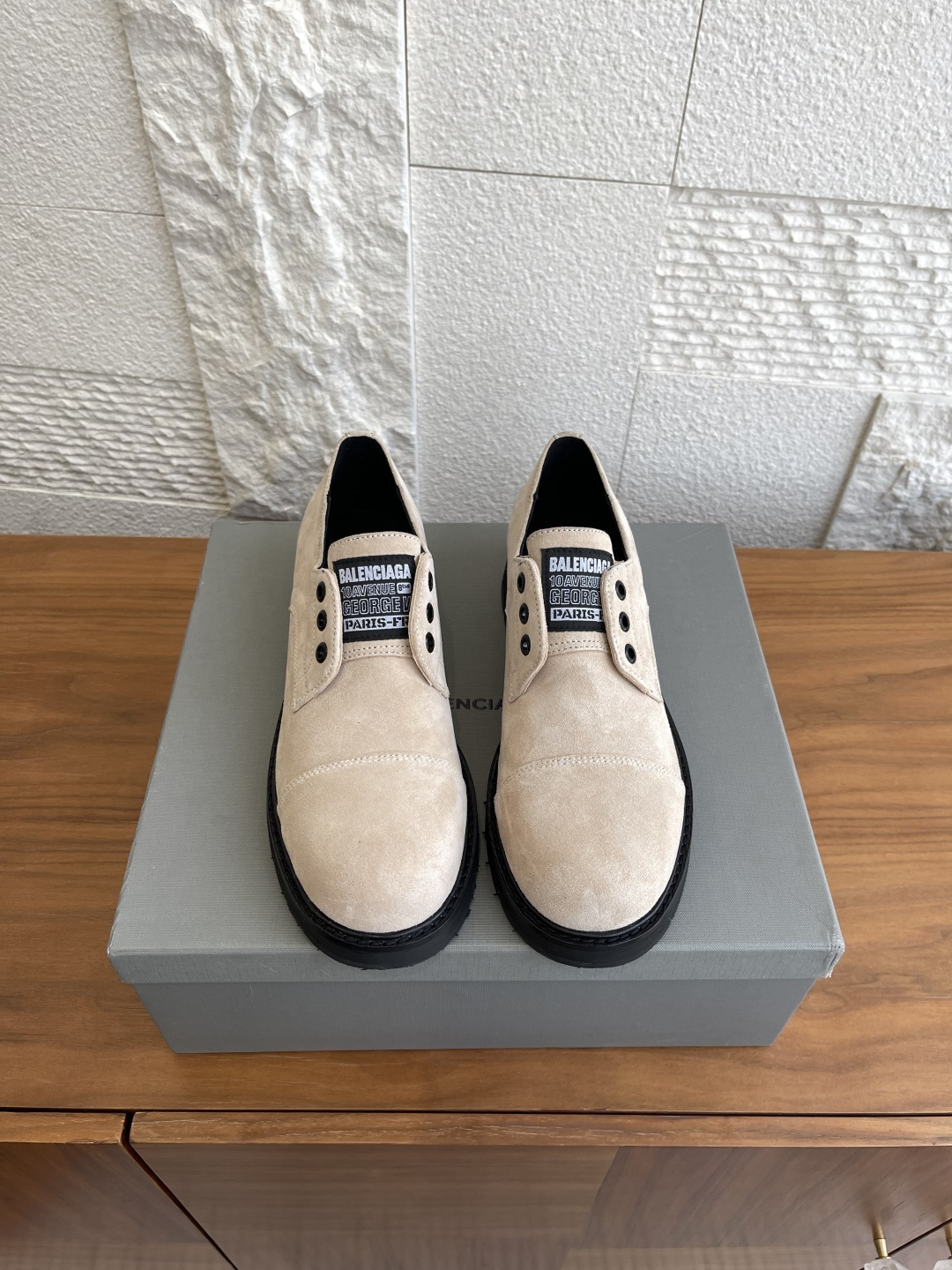 NO:558669,Top version: Balenciaga 2025 Autumn and Winter Couple Style Retro Thick-Soled Loafers These Balenciaga fake lace-up loafers are simple and tough. The word 'BALENCIAGA' on the tongue is super recognizable, and the details are perfect!  The thick-soled design is comfortable and adds height, and is suitable for daily wear or light sports. The fake lace design is easy to put on and take off, and has a sense of design. It goes well with jeans and casual pants in autumn and winter. It has both personality and practicality. It is a must-have for fashionistas!  Fabric imported calfskin/imported cow suede Lining imported cowhide Outsole Original open mold rubber outsole Size Female 35-41 (40 41 customized, non-returnable) Male 38-45 (45 customized, non-refundable), loafers, balenciaga, balenciaga, loafers, jeans, cowhide19860909顶级版本: Balenciaga 巴黎世家 2025 秋冬情侣款 复古厚底 乐福鞋 这款巴黎世家假系带乐福鞋,简约又硬朗.鞋舌“BALENCIAGA”字样超有辨识度,细节满分！厚底设计舒适又增高,日常穿搭或轻运动都OK.假系带设计方便穿脱,还很有设计感,秋冬季节搭牛仔裤、休闲裤都很出彩,个性与实用兼具,时髦精必入！ 面料进口小牛皮/进口牛反绒 内里进口牛皮 大底原版开模橡胶大底 Size女35-41（40 41 定做不退换）  男38-45（45定做不退换）,乐福鞋,balenciaga,balenciaga,loafers,jeans,cowhide,Women's Shoes