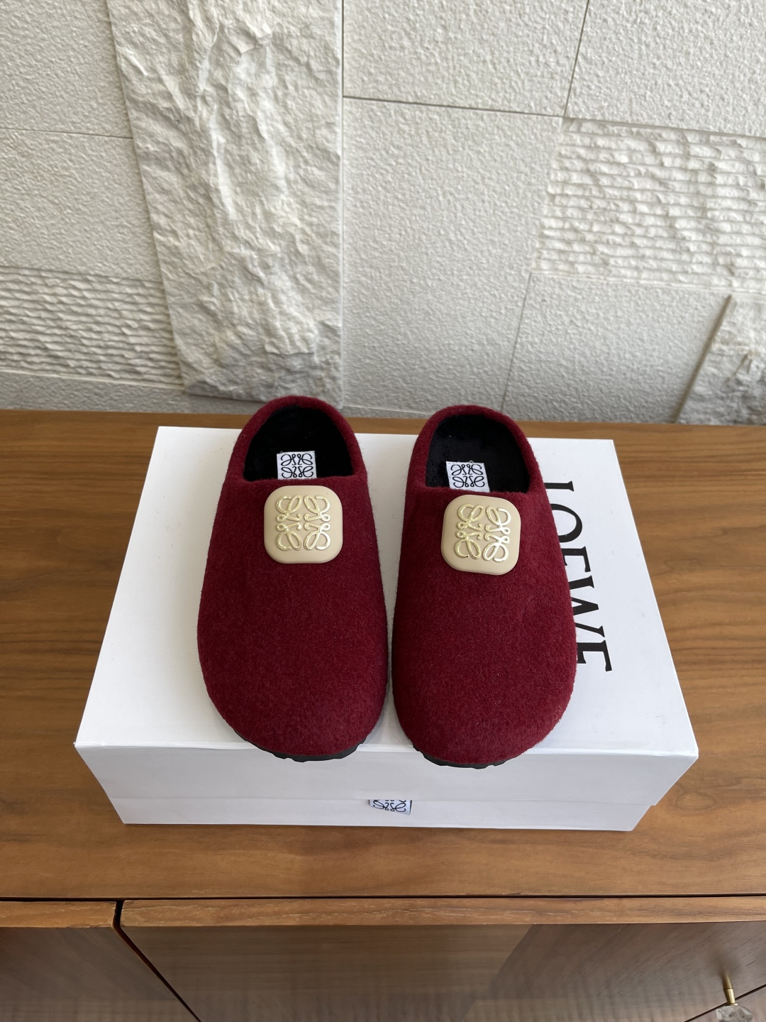 NO:558664,Top version: LOEWE 2025 autumn and winter new Ease series slip-on, toe-toe slippers, half-slippers, Birkenstock shoes, LOEWE Ease three-petal head Birkenstock slippers, one-step design is super convenient!  The upper is made of imported lamb wool, which is comfortable and warm to wear. The three-petal head + metal Anagram logo is highly recognizable!  One-leg design, easy to put on and take off, suitable for home or going out in autumn and winter, fashionable and practical, full of comfort~ Fabric imported lamb plush, imported wool lining, outsole original molded PU base + foam backing Size35-40 (customized for 40, non-refundable), semi-slip fur shoes, loewe, loewe, slippers19860909顶级版本: LOEWE罗意威 2025 秋冬新款 Ease系列 一脚蹬 包头拖 半拖 勃肯鞋 LOEWE罗意威Ease三连花瓣头勃肯拖鞋,一脚蹬设计超方便！鞋面选用进口羊羔毛,穿着舒适又保暖.三连花瓣头+金属Anagram徽标,辨识度超高！一脚蹬设计,穿脱方便,秋冬居家或外出都很适合,时尚又实用,舒适感满分~ 面料进口羊羔毛绒 内里进口羊毛 大底原版开模PU底台+发泡底片 Size35-40（40定做不退换）,半拖毛毛鞋,loewe,loewe,slippers,Women's Shoes