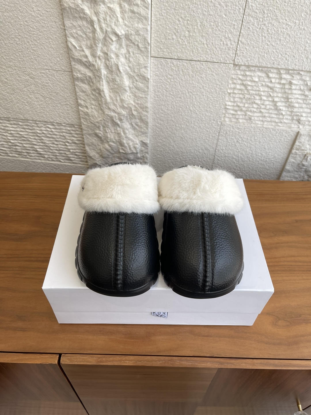 NO:558666,Top version: LOEWE 2025 Autumn and Winter New Slip-ons, Baotou Flip Flops, Half Drags, Loewe Ease three-petal head furry slippers, pebbled leather + white lamb wool, super soft texture, wool lining, super comfortable to wear!  The upper has the classic Anagram metal logo, which is highly recognizable. The thick sole design is non-slip and wear-resistant, making it suitable for home or outing in autumn and winter. It is comfortable and fashionable, practical and trendy, and is a must-have item for autumn and winter!  Fabric pebbled cowhide/lamb plush lining imported wool outsole original molded foam outsole Size 35-40 (customized for 40, non-returnable), semi-furry shoes, loewe, loewe, slippers, cowhide19860909顶级版本: LOEWE 罗意威 2025 秋冬新款 一脚蹬 包头拖 半拖 Loewe Ease三连花瓣头毛毛拖鞋,荔枝纹皮革+白色羊羔毛,质感超柔软,内里也是羊毛,穿着超舒服！鞋面有经典Anagram金属标志,辨识度满分艹.厚底设计防滑耐磨,秋冬居家或外出都OK.舒适又时髦,实用与潮流兼具,秋冬必备单品！ 面料荔枝纹牛皮/羊羔毛绒 内里进口羊毛 大底原版开模发泡大底 Size35-40（40定做不退换）,半拖毛毛鞋,loewe,loewe,slippers,cowhide,Women's Shoes