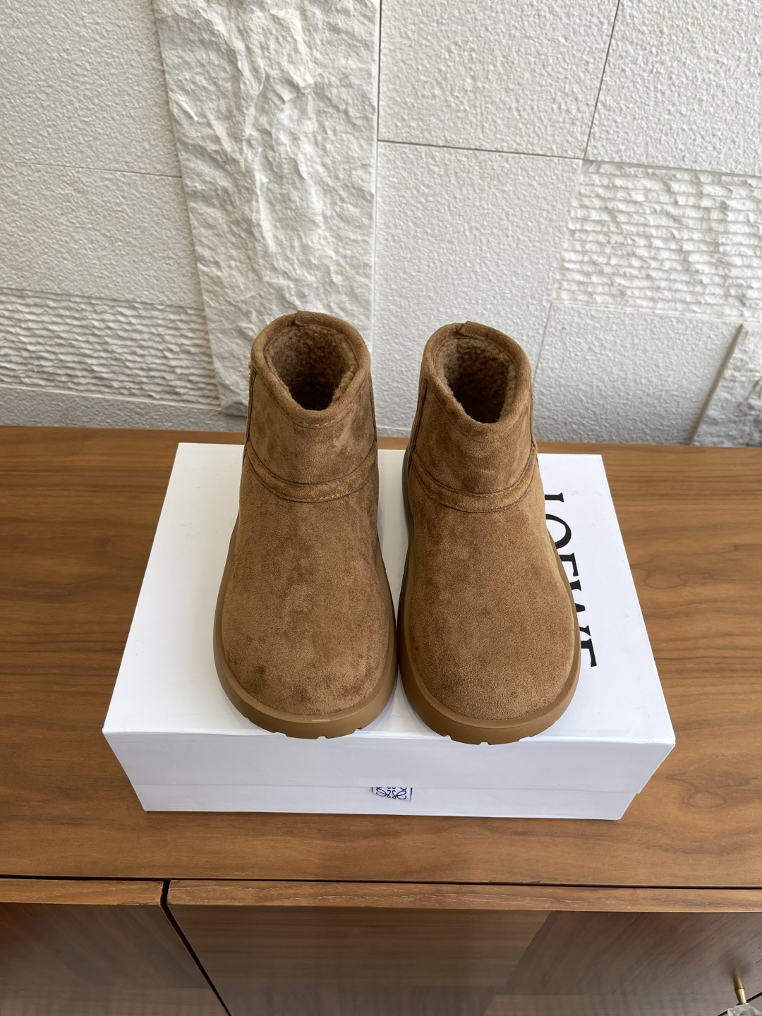 NO:558662,Top version: LOEWE 2025 new autumn and winter wool snow boots LOEWE new autumn and winter wool snow boots, sheepskin integrated positive suede technology, delicate texture and durability!  The lining is lined with fleece, perfect for warmth, and super comfortable to wear in winter. The thick-soled design increases height and is non-slip, so it is OK for commuting or outdoors. The high-tops protect the ankles, and are very fashionable when paired with skirts and outfits, easily creating an autumn and winter atmosphere. The handmade craftsmanship, light and soft, comfortable and practical, is a must-have item for winter wear!  Fabric imported lamb fur integrated outsole original open mold anti-slip foam backing Size35-40 (customized for 40 non-returnable), snow boots, loewe, loewe, boots, skirts, sheepskin19860909顶级版本: LOEWE罗意威 2025 秋冬新款 羊毛雪地靴 LOEWE 秋冬新款羊毛雪地靴,羊皮毛一体正绒面工艺,质感细腻又耐用！内里加绒,保暖满分,冬天穿超舒服.厚底设计增高又防滑,常通勤或户外都OK.高帮保护脚踝,搭配裙装库装都很时髦,轻松打造秋冬氛围感.手工工艺口持,轻盈柔软,舒适又实用,是冬季穿搭必备百答单品！ 面料进口羊羔毛皮毛一体 大底原版开模防滑发泡底片 Size35-40（40定做不退换）,雪地靴,loewe,loewe,boots,skirts,sheepskin,Women's Shoes