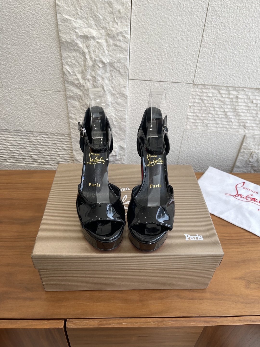 NO:559425,Top version: Christian Louboutin 2026 Spring and Summer Fashion Show Style Sandals Platform High Heels Red Sole Shoes CL/Louboutin open-toe Sandaloo style elegantly exposes your feet. This thick-soled sandal from Maison Christian Louboutin is equipped with a thin ankle strap and a 130 mm square heel. It is ordinary wherever you put it, but it is amazing when you put it on!  It makes many people obsessed with it. It is silently sexy and a perfect fairy. Who can resist a pair of romantic and atmospheric high heels!  Fabric: Imported silk satin/Imported patent leather/Imported suede Lining/pad is: Imported sheepskin Outsole: Red leather outsole imported from Italy Heel height: 13cm Water table: 3.5cm Size35-41 (40 41 custom-made and non-refundable), high heels and sandals, christian louboutin, sandals, high heels, sheepskin, real silk, silk fabric, chamois leather, Leather soles19860909顶级版本: Christian Louboutin 2026春夏时装走秀款 凉鞋 防水台 高跟鞋 红底鞋 CL/路铂廷露趾的 Sandaloo 款式优雅地露出双脚.这款来自 Maison ChristianLouboutin 的厚底凉鞋配有细踝带,搭配130毫米方跟,放在哪里平平无奇,一上脚绝了！的让很多人痴迷,无言的性感,妥妥的仙女本仙,谁能拒绝一双浪漫又有氛围感的高跟鞋！ 面料: 进口真丝绸缎/进口漆皮/进口麂皮 内里/垫是: 进口羊皮 大底: 意大利进口红色真皮大底 跟高:13cm 水台:3.5cm Size35-41(40 41 定做不退换）,高跟鞋凉鞋,christian louboutin,sandals,high heels,sheepskin,real silk,silk fabric,chamois leather,Leather soles,Women's Shoes