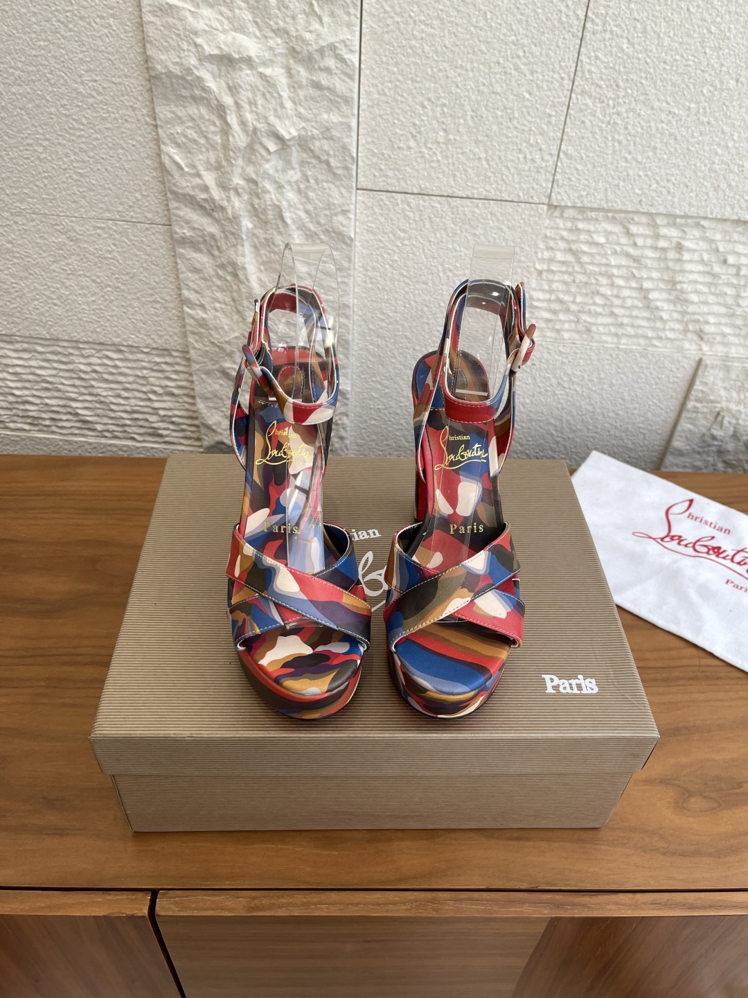 NO:559427,Top version: Christian Louboutin 2026 Spring and Summer Fashion Show Style Sandals Platform High Heels Red Sole Shoes CL/Louboutin open-toe Sandaloo style elegantly exposes your feet. This thick-soled sandal from Maison Christian Louboutin is equipped with a thin ankle strap and a 130 mm square heel. It is ordinary wherever you put it, but it is amazing when you put it on!  It makes many people obsessed with it. It is silently sexy and a perfect fairy. Who can resist a pair of romantic and atmospheric high heels!  Fabric: Original developed replica material. Lining/cushion is: Imported sheepskin. Outsole: Red leather outsole imported from Italy. Heel height: 13cm. Water table: 3.5cm. Size 35-41 (40 41 custom-made and non-returnable). High heels sandals, Christian Louboutin, sandals, high heels, sheepskin, Leather soles19860909顶级版本: Christian Louboutin 2026春夏时装走秀款 凉鞋 防水台 高跟鞋 红底鞋 CL/路铂廷露趾的 Sandaloo 款式优雅地露出双脚.这款来自 Maison ChristianLouboutin 的厚底凉鞋配有细踝带,搭配130毫米方跟,放在哪里平平无奇,一上脚绝了！的让很多人痴迷,无言的性感,妥妥的仙女本仙,谁能拒绝一双浪漫又有氛围感的高跟鞋！ 面料: 原版开发复刻材料 内里/垫是: 进口羊皮 大底: 意大利进口红色真皮大底 跟高:13cm 水台:3.5cm Size35-41(40 41 定做不退换）,高跟鞋凉鞋,christian louboutin,sandals,high heels,sheepskin,Leather soles,Women's Shoes