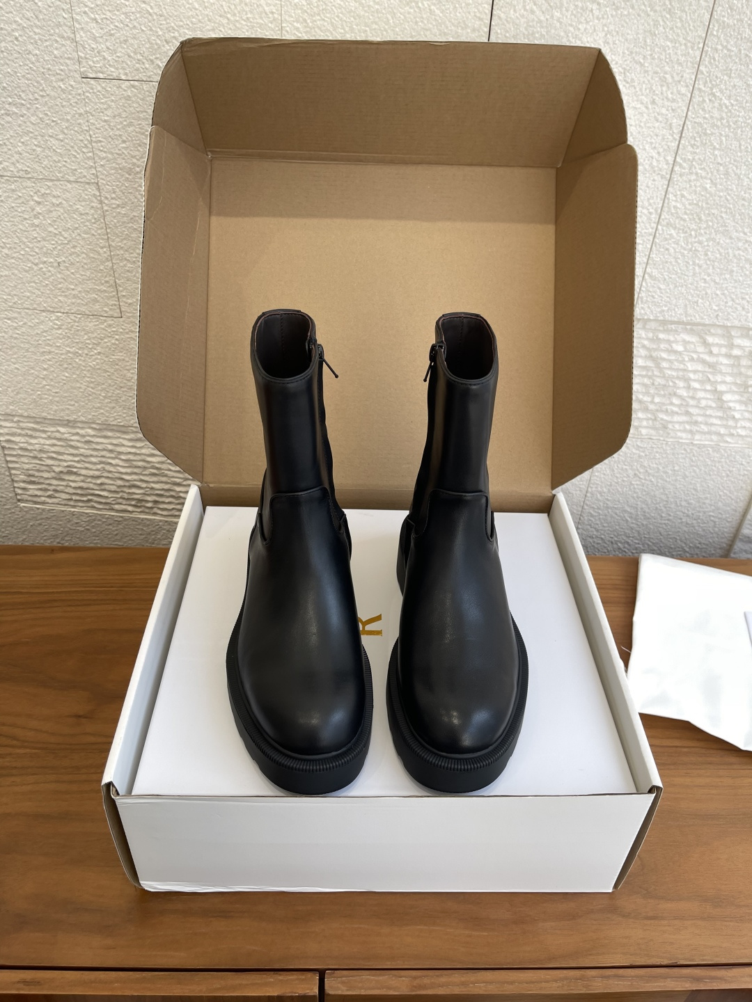 NO:559420,Top version: (Guangzhou goods) THE ROW 25ss new autumn and winter round toe thick sole side zipper Chelsea short boots The Row's fashionable thick-soled short boots are simple and elegant, with a round and thick toe design, a fashionable and neat feeling, and a design that fits the ankle. It shows the smallest part of the foot and is also a pair of slim leather boots. It is made of delicate cowhide material and feels great when worn. It is absolutely beautiful and practical. The fabric is original imported cowhide.  Lining imported cowhide, outsole original molded outsole Size 35-40 (customized for 40, non-returnable), boots, boots, cowhide19860909顶级版本:（莞货） THE ROW 25ss 秋冬新款 圆头 厚底 侧拉链 切尔西 短靴 The Row这款时尚厚底短靴,简约大气,圆厚的鞋头设计,有着时髦的利落感,贴合脚踝的设计,把脚最细的地方展现也是一双修身的皮靴,细腻的牛皮材质,穿上脚感超级赞绝对的美貌又实穿. 面料原版进口牛皮 内里进口牛皮里 大底原版开模大底 Size35-40（40定做不退换）,靴子,boots,cowhide,Women's Shoes