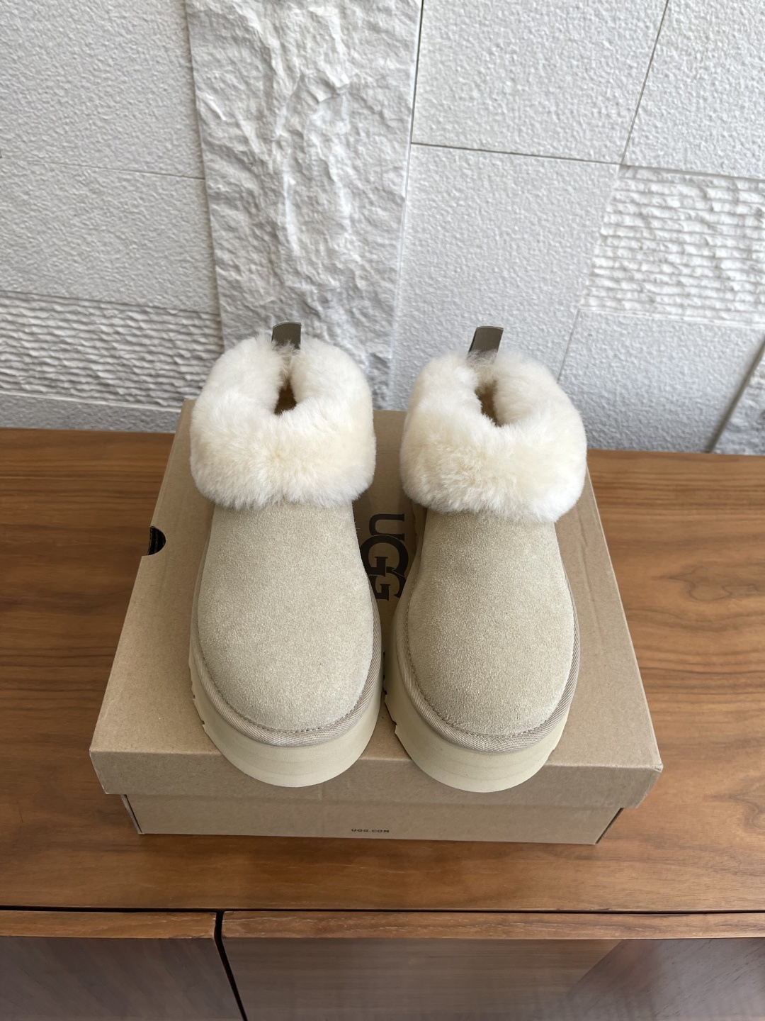 NO:559417,Top version: UGG 2025 new autumn and winter new series of slip-on shoes, Tazzelle slip-on shoes, thick sole slip-on loafers. UGG's Sliper Evolution series of slip-on slip-ons, Tazzelle slip-on slip-on shoes, with hairy design at the shoe mouth, cute, sweet and relaxed, slip-on slip-on shoes, easy to put on and take off. Thick-soled EVA is non-slip, wear-resistant and comfortable, half-legged and one-step on, unlocking the relaxed feeling of the feet.  The fabric is original and customized imported first-layer cowhide. The lining is original and customized warm wool. The outsole is original open-molded EVA foam outsole. Size 35-40 (customized for 40, non-refundable), snow boots, loafers, boots, cowhide.19860909顶级版本: UGG 2025 秋冬新款 便鞋新生系列 Tazzelle塔茨勒便鞋 厚底 一脚蹬 乐福鞋 UGG这款Sliper Evolution便鞋新生系列,Tazzelle塔茨勒便鞋,鞋口滋毛设计,可爱甜美松驰慵懒,一脚蹬便鞋,穿脱方便.厚底EVA防滑耐磨且舒适,半耄一脚蹬,解锁松弛脚感. 面料原版定制进口头层牛皮 内里原版定制保暖羊毛 大底原版开模EVA发泡大底 Size35-40（40定做不退换）,雪地靴,loafers,boots,cowhide,Women's Shoes