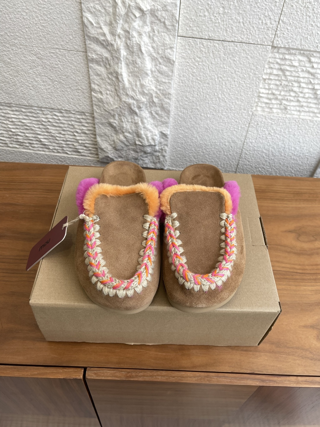 NO:559414,Top version: MOU niche trendy brand 2025 new autumn and winter style Contrast color warm feeling back empty Furry slippers MOU warm feeling back empty Shoe series WINTER BIO trendy hand-stitched slip-on shoes, the upper is made of luxurious suede and soft and dense sheepskin, carefully made. Equipped with MOU's iconic hand-crocheted wool stitching. Thick and thick wool warmly wraps the entire sole. The lightweight EVA sole makes this shoe comfortable to wear. The fabric is imported cow suede  Integrated imported sheepskin lining, original EVA foam outsole, Size 35-41 (40 and 41 customized, non-returnable), semi-slippers, slippers, sheepskin19860909顶级版本: MOU 小众潮牌 2025 秋冬新款 撞色暖感后空 毛毛拖鞋 MOU暖感后空 鞋系列WINTER BIO潮流手工缝线便鞋,鞋面采用奢华绒面和柔软浓密的羊皮毛,精心制作.配有MOU标志性的手工钩编羊毛缝线.浓密厚实的羊毛温暖包裹整个脚掌.轻便的EVA鞋底使这款鞋穿着舒适. 面料进口牛反绒 内里进口羊皮毛一体 大底原版EVA发泡大底 Size35-41（40 41定做不退换）,半拖毛毛鞋,slippers,sheepskin,Women's Shoes