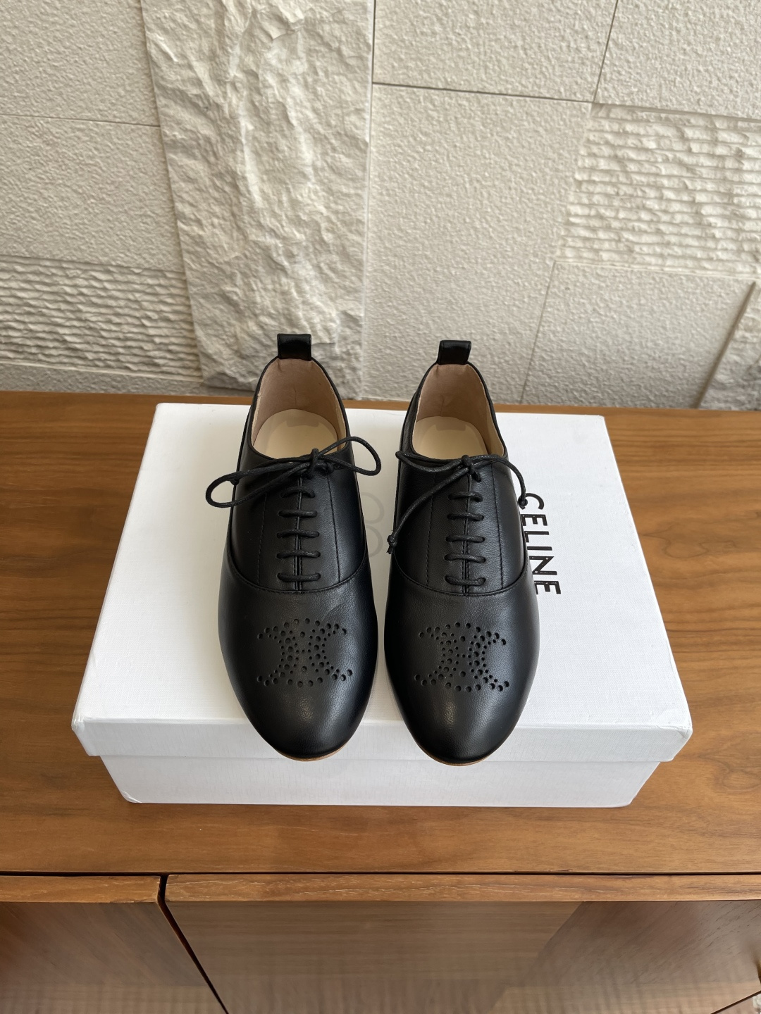 NO:559405,Top version: CELINE Celine 2025 early autumn new product LISE TRIOMPHE perforated logo sneakers, loafers, single shoes  CELINE hollow loafers are made of high-quality leather and are designed with breathable holes in the upper. They are simple and exquisite. The rubber soles are light and wear-resistant, suitable for daily commuting or leisure. The classic lace + low-top shape is versatile and can be easily worn in jeans or skirts. The lining of the shoes is soft, comfortable to wear, and not tiring after long walks. CELINE is low-key luxury, practical and fashionable, full of quality, suitable for you who like a refined life. Fabric imported sheepskin Lining imported sheepskin Outsole Italian imported leather outsole   Size35-40 (40 customized, non-returnable), casual shoes/sports shoes, celine, celine, loafers, sneakers, skirts, jeans, sheepskin, Leather soles19860909顶级版本: CELINE 赛琳 2025 早秋新品 LISE TRIOMPHE镂孔标志板鞋 乐福鞋 单鞋 CELINE镂空乐福鞋,选用优质皮革,鞋面透气孔设计,简约又精致.橡胶鞋底轻便耐磨,日常通勤或休闲都很适合.经典系带+低帮造型,百搭不挑人,无论牛仔裤还是裙装都能轻松驾驭.鞋内衬柔软,穿着舒适,长时间行走也不累.CELINE低调奢华,实用又时髦,品质感满满,适合喜欢精致生活的你 面料进口羊皮 内里进口羊皮 大底意大利进口真皮大底 Size35-40（40定做不退换）,休闲鞋/运动鞋,celine,celine,loafers,sneakers,skirts,jeans,sheepskin,Leather soles,Women's Shoes