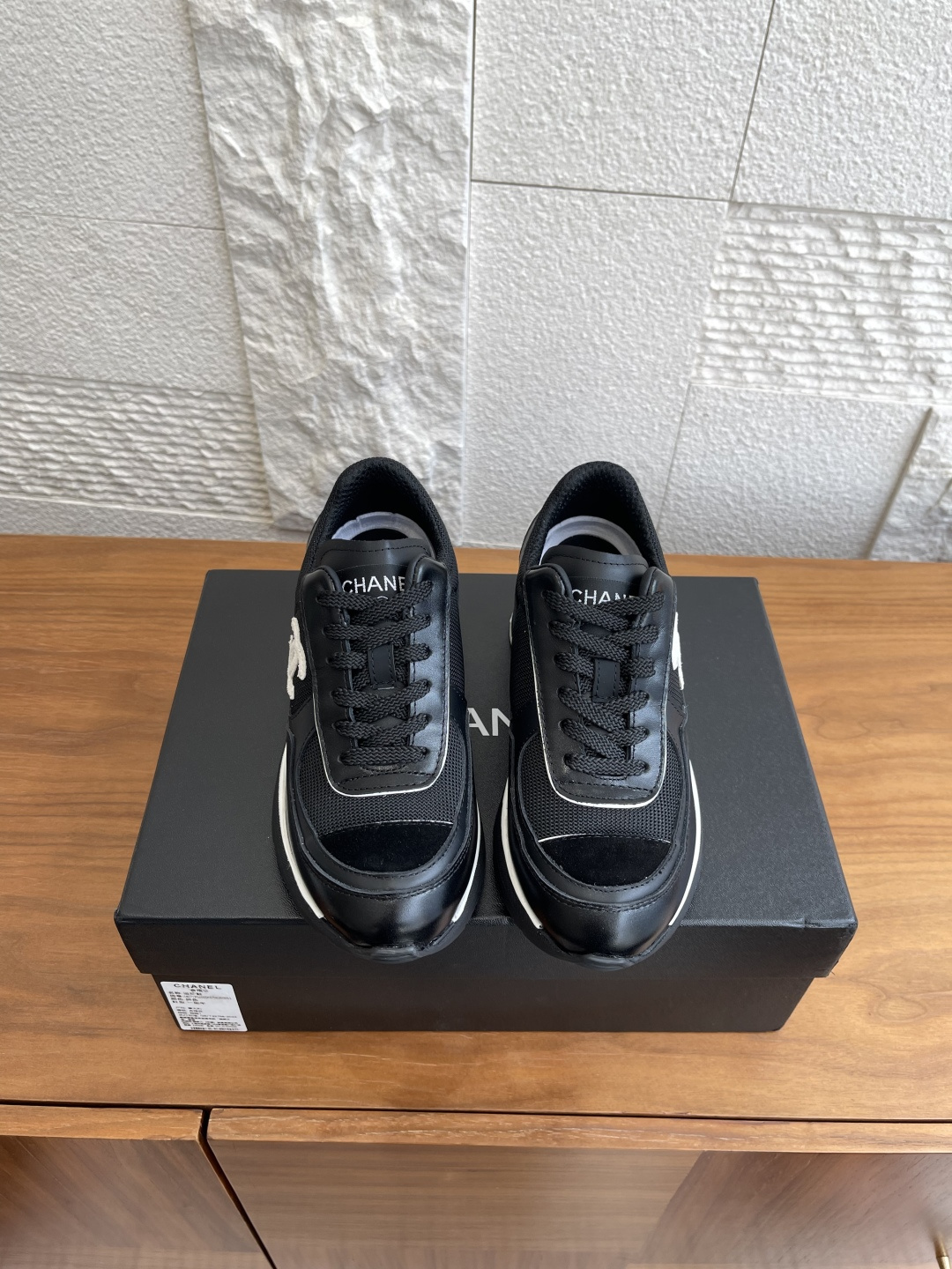 NO:559408,Top version: CHANEL Chanel 25K The most anticipated high-heeled thick-soled sneakers of the year. Chanel 25K high-heeled sneakers, two-color splicing, first-layer cowhide + breathable mesh, delicate and light texture. The double C logo on the side of the shoe is very recognizable, and the thick sole design increases the height by about 5cm, which is comfortable and fashionable!  It can be easily controlled in daily casual and street fashion. It goes well with jeans or skirts and interprets Chanel's femininity. Fabric cowhide mesh Breathable mesh lining Outsole Original molded TPU outsole Heel height 5cm Size 35-40 (40 custom made, non-refundable), casual shoes/sports shoes, chanel, chanel, sneakers, skirts, jeans, cowhide19860909顶级版本: CHANEL 香奈儿 25K年度最期待的高跟厚底跟运动鞋 Chanel 25K高跟运动鞋,双色拼接,头层牛皮+透气网布,质感细腻又轻盈.鞋侧双C徽标超有辨识度,厚底设计增高约5cm,舒适又时髦！日常休闲、街头潮流都能轻松驾驭,搭配牛仔裤或裙装都很出彩,演绎香奈儿的女性气质喜. 面料牛皮网 内里透气网面 大底原版开模TPU大底 跟高5cm Size35-40（40定做不退换）,休闲鞋/运动鞋,chanel,chanel,sneakers,skirts,jeans,cowhide,Women's Shoes