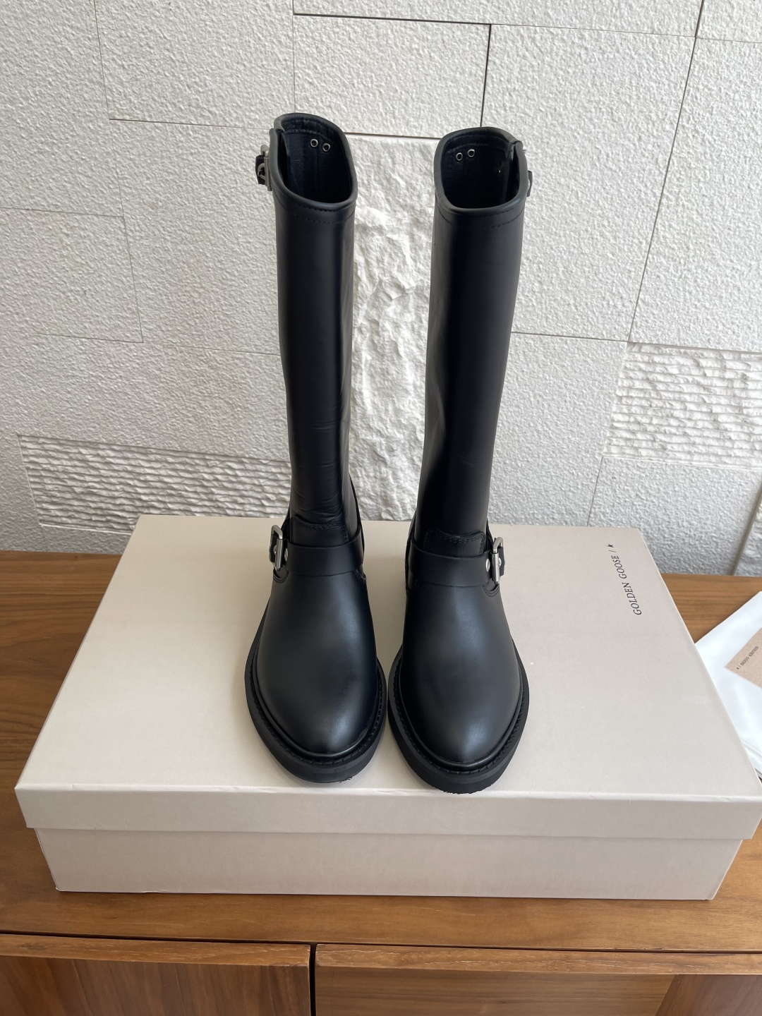 NO:559398,Top version: (Guangdong goods) GOLTEN GOOSE 25ss GGDB retro belt buckle knight boots motorcycle boots GGDB, this pair of knight boots, welds 'sharp' and 'high-end' to the legs!  Who hasn’t bought this pair of autumn and winter boots?  The classic equestrian boot style is neat and aura, and it is simply a 'texture cheat' for dressing~ The black model is full of coolness, and when paired with a coat and suit, you can instantly transform into a female CEO in a Korean drama. The dark brown model has a retro accent, and is suitable for sweaters and windbreakers. The details of the metal buckle are exquisite and eye-catching, the genuine leather material texture is online, the upper legs are straight, and it is versatile!  From commuting to going out on the street, a pair of fashionable boots can complete the entire autumn and winter. This kind of fairy boots can really be worn with closed eyes~ Fabric imported waxed cowhide, lining imported cowhide, outsole original molded rubber outsole Size 35-40 (customized for 40, non-refundable), boots, boots, sweaters, business suit, cowhide19860909顶级版本:（莞货） GOLTEN GOOSE 25ss GGDB 复古 皮带扣 骑士靴 机车靴 GGDB这双骑士靴,把“飒”和“高级”焊在腿上了！是谁还没入这双秋冬王炸靴款？经典马术靴版型,利落又有气场,简直是穿搭的“质感作弊器”～ 黑色款 酷感拉满,配大衣、西装秒变韩剧女总裁 深棕款 复古腔调十足,和毛衣、风衣适配度 金属扣细节精致又吸睛,真皮材质质感在线,上脚显腿直还巨百搭！从通勤到出街,一双承包整个秋冬的时髦感,这种神仙靴真的可以闭眼冲～ 面料进口油蜡牛皮 内里进口牛皮 大底原版开模橡胶大底 Size35-40（40定做不退换）,靴子,boots,sweaters,business suit,cowhide,Women's Shoes