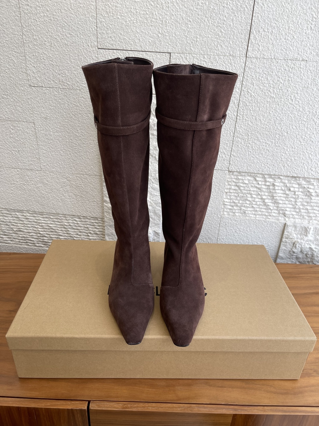 NO:559400,Top version: LOW CLASSIC Korean designer brand 25 early autumn new pointed toe back zipper boots. It adopts a simple and recognizable metal buckle design, which adds a sense of retro and sophistication. There are two options of smooth leather and suede in terms of material, with high quality. The boot shape is knee-length, with a pointed toe design to modify the foot shape. The wedge design not only enhances the aura but also takes into account comfort. The style can be changed and matched at will. It is a very authentic pair of hot and spicy fashionable boots.  Fabric imported cowhide/suede, lining imported cowhide, outsole imported genuine leather outsole Size35-40 (40 customized, non-refundable), boots, boots, cowhide, chamois leather, Leather soles19860909顶级版本: LOW CLASSIC 韩国设计师品牌 25早秋新款 尖头 后拉链 长靴 采用简约又具辨识度的金属扣带设计,增添了复古与精致感；材质上有光面皮革和麂皮两种选择,质感上乘；靴型为及膝长筒,尖头设计修饰脚型,坡跟设计在提升气场的同时兼顾了舒适.可堆造型随意更改搭配 很正的一双辣辣辣妹时髦靴 面料进口牛皮/麂皮 内里进口牛皮 大底进口真皮大底 Size35-40（40定做不退换）,靴子,boots,cowhide,chamois leather,Leather soles,Women's Shoes