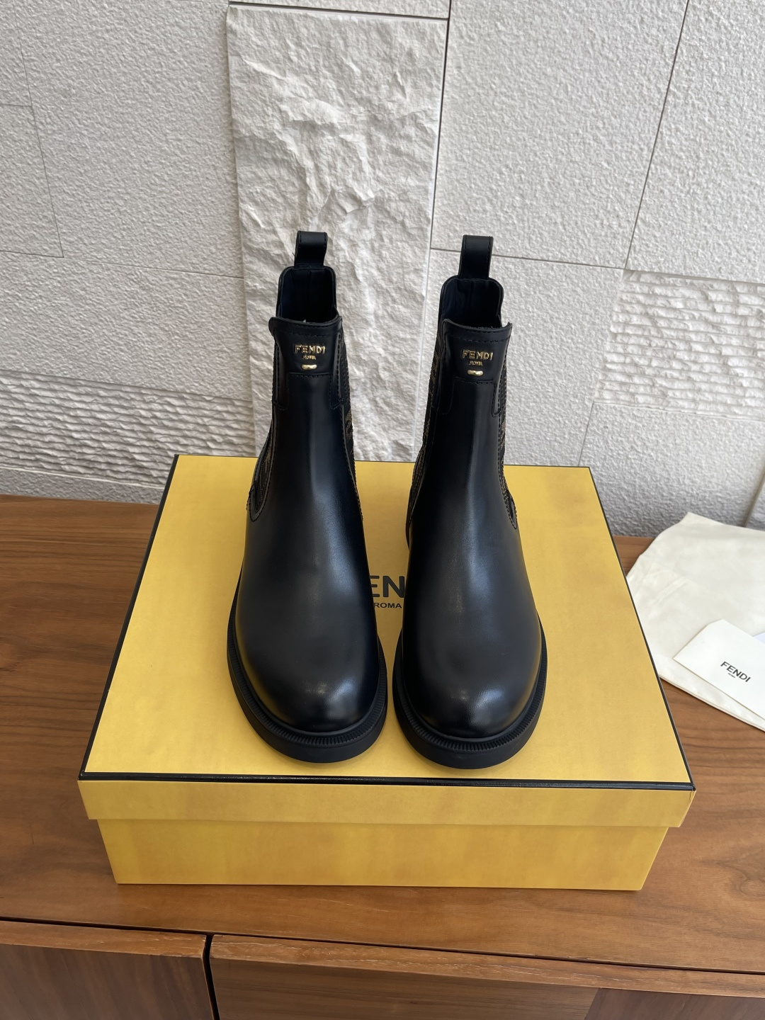 NO:559402,Top version: (Guanhuo) FENDI Fendi 2025 early autumn new Filo black leather and FF fabric motorcycle boots FENDI Filo motorcycle boots, round toe, elastic inlays on the sides. Black leather material, decorated with the iconic FF pattern. Metal Selleria stitching on the back, metal embossed FENDI Roma embossing on the front. Rubber sole, FENDI lettering on the side of the heel. Original custom-made imported calf calf fabric  Imported cowhide lining, original molded rubber outsole, Size35-39, boots, fendi, fendi, boots, cowhide19860909顶级版本:（莞货） FENDI 芬迪 2025 早秋新款 Filo 黑色皮革和FF布料机车靴 FENDI Filo机车靴,圆头,侧面有松紧嵌饰.黑色皮革材质,饰有标志性FF图案.背面饰金属Selleria缝线,正面饰金属凸纹压花FENDI Roma压花.橡胶鞋底,鞋跟侧面饰有FENDI字样. 面料原版定制进口小牛牛 内里进口牛皮 大底原版开模橡胶大底 Size35-39,靴子,fendi,fendi,boots,cowhide,Women's Shoes