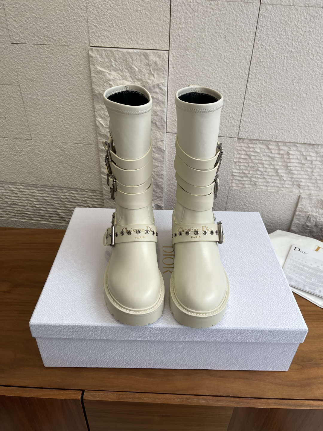 NO:559404,Top version: DIOR 2025 Autumn and Winter New D-Fight Elastic Boot Belt Buckle Ankle Boots Long Boots This D-Fight ankle boot is a new product in the 2025 early spring ready-to-wear series. It highlights the classic logo of women's clothing with a distinctive design. It is carefully made of cow leather and other materials, with leather-effect elastic boots, and the front eyelet strap is decorated with gold tones Christian Dior Paris  Logo. Easy to put on and take off. It is equipped with multiple decorative adjustable straps and is decorated with metal buckles to enhance the style and highlight the fashion spirit of the show. Paired with thick EVA notch soles, it can add rock and roll style to various looks. Material imported calf leather Lining imported cow leather Outsole Original molded TPU outsole Size35-41 (40   41 Customized (no return or exchange), boots, dior, dior, boots, cowhide19860909顶级版本: DIOR 迪奥 2025 秋冬新款 D-Fight 弹力靴筒皮带扣 及踝靴 长靴 这款 D-Fight 及踝靴是二零二五早春成衣系列新品,以与众不同的设计突显女装的经典标识.采用牛皮革等材质精心制作,搭配皮革效果弹力靴筒,正面孔眼饰带饰以金色调 Christian Dior Paris 标志.易于穿脱,搭配多个装饰性可调节带,饰以金属扣提升格调,彰显发布秀的时尚精神.搭配厚实的 EVA 凹口鞋底,可为各式造型增添摇滚风范. 面料进口小牛皮 内里进口牛皮 大底原版开模TPU大底 Size35-41（40 41定做不退换）,靴子,dior,dior,boots,cowhide,Women's Shoes