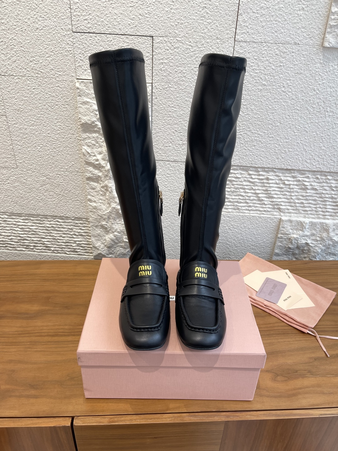 NO:560285,Top version: MiuMiu 2025 new autumn and winter style Ruffles Inner zipper Stretch boot shaft Long boots Miu Miu Miu Miu This boot silhouette reinterprets the aesthetics of ruffled loafers, unexpectedly incorporating fashion show elements and emphasizing soft structure expressed through the delicate touch of retro-style Nappa leather. Fabric imported mixed sheepskin Lining imported wool lining Outsole Original open-molded rubber outsole  Size35-40 (40 is custom-made and cannot be returned or exchanged), boots, miumiu, loafers, boots, sheepskin19860909顶级版本: MiuMiu 缪缪 2025 秋冬新款 褶边 内侧拉链 弹力靴筒 长靴 Miu Miu缪缪这款靴子廓形重新诠释了褶边乐福鞋的美学,出人意料地融入时装秀元素,强调通过复古风格Nappa皮革的精致触感表达的柔软结构. 面料进口混种羊皮 内里进口羊毛里 大底原版开模橡胶大底 Size35-40（40定做不退换）,靴子,miumiu,loafers,boots,sheepskin,Women's Shoes