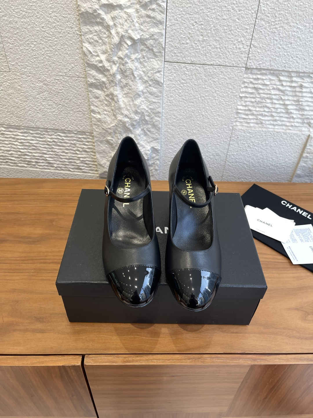 NO:560280,Top version: CHANEL Chanel 2025 new early autumn double C pearl heel Mary Jane shoes Chanel pearl heel Mary Jane shoes, classic color matching design, full of elegant retro style. Metal buckle + pearl heel, ultra-exquisite details, soft sheepskin lining, Italian genuine leather outsole, comfortable and durable. Can be easily managed for daily commuting or formal occasions, full of French retro feel, can be matched with skirts and trousers, practical and fashionable, it is one of Chanel classics!  Fabric imported sheepskin/patent leather Lining imported goatskin Outsole Italian imported genuine leather outsole Heel height 5.5cm Size35-41 (40 41 customized, non-refundable), high heels, chanel, chanel, mary jane, high heels, skirts, sheepskin, Leather soles19860909顶级版本: CHANEL 香奈儿 2025 早秋新款 双C珍珠跟 玛丽珍 单鞋 Chanel珍珠跟玛丽珍鞋,经典拼色设计,优雅复古风满分.金属扣带+珍珠鞋跟,细节超精致,内里羊皮柔软,意大利真皮大底,穿着舒适又耐用.日常通勤或正式场合都能轻松驾驭,法式复古感拉满,裙装裤装都能搭配,实用又时髦,是香奈儿经典款之一！ 面料进口羊皮/漆皮 内里进口山羊皮 大底意大利进口真皮大底 跟高5.5cm Size35-41（40 41定做不退换）,高跟鞋单鞋,chanel,chanel,mary jane,high heels,skirts,sheepskin,Leather soles,Women's Shoes