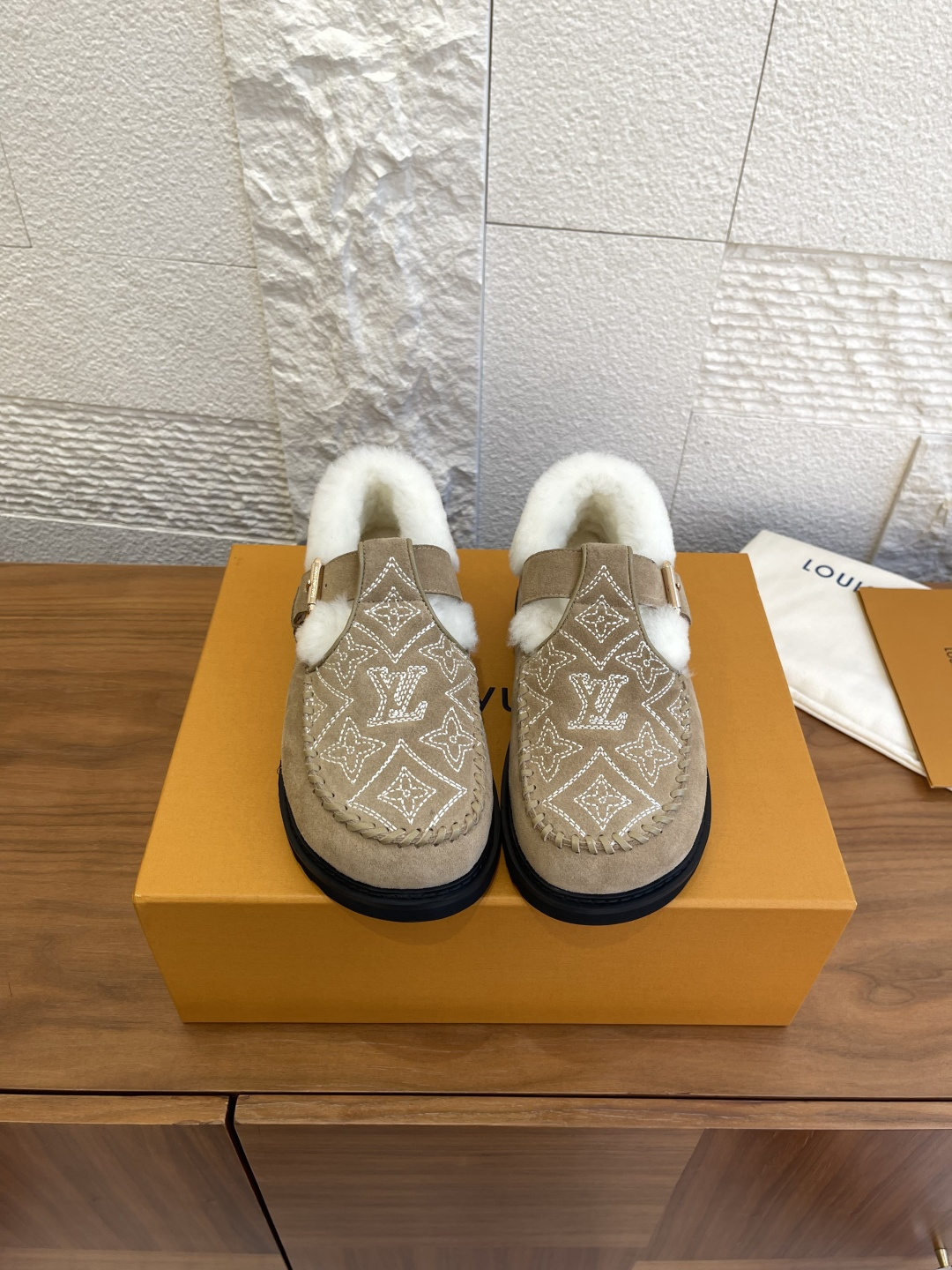 NO:560274,Top version: LV Louis Vuitton 2025 autumn and winter new COLORADO COMFORT Mary Jane shoes furry shoes This Colorado Comfort Mary Jane shoes are made of velvety and silky suede cow leather, and are lined with shearling to create a comfortable wearing experience. The upper is integrated with Monogram embroidery patterns, and the inscribed buckles make it easy to adjust the tightness of the shoelaces. The lightweight micro outsole completes the trendy style. The fabric is imported first-layer cow suede and the lining is imported sheepskin.  Outsole original molded foam outsole Size 35-41 (40 41 customized, non-returnable), loafers, louis vuitton, louis vuitton, loafers, mary jane, cowhide, sheepskin19860909顶级版本: LV 路易威登 2025 秋冬新款 COLORADO COMFORT 玛丽珍鞋 毛毛鞋 本款 Colorado Comfort 玛丽珍鞋取材天鹅绒般丝滑的绒面牛皮革,与羊毛皮内衬共筑舒适穿着体验.鞋面融入 Monogram 刺绣图案,铭纹搭扣方便调节鞋带松紧.轻盈微型外底完善潮流格调. 面料进口头层牛反绒 内里进口羊皮毛一体 大底原版开模发泡大底 Size35-41（40 41定做不退换）,乐福鞋毛毛鞋,louis vuitton,louis vuitton,loafers,mary jane,cowhide,sheepskin,Women's Shoes