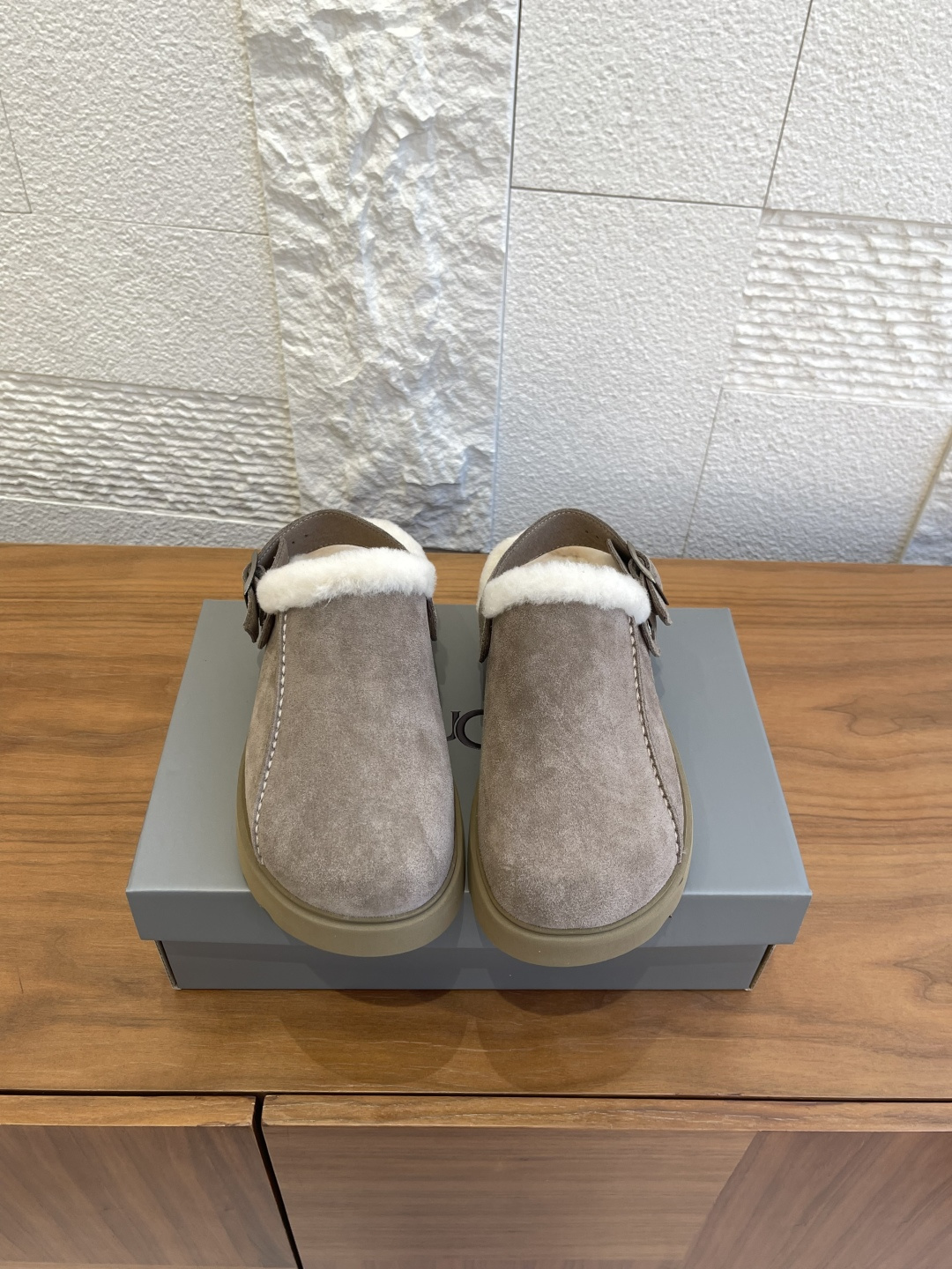 NO:560268,Top version: UGG 2025 new autumn and winter thick-soled casual shoes, half-slip mule shoes UGG's thick-soled plush mule shoes, suede leather upper + soft sheepskin lining, warm and comfortable!  The metal buckle is adjustable and suitable for various foot types. The thick sole design increases the height while providing cushioning, so you won’t feel tired even if you wear it for a long time. The beige color is versatile and can be easily worn in American retro or college style in autumn and winter. It is practical and fashionable and is a must-have item for winter. The fabric is imported cow suede and the lining is sheep fur. Outsole EVA foam outsole Size 35-40 (customized for 40, non-refundable), semi-slip fur shoes, sheepskin19860909顶级版本: UGG 2025 秋冬新款 厚底 休闲鞋 半拖 穆勒鞋 UGG这款厚底毛绒穆勒鞋,翻毛皮鞋面+柔软羊皮毛内衬,保暖又舒适！金属搭扣可调节,适合各种脚型.厚底设计增高同时缓震,长时间穿也不累.米色系百搭,秋冬美式复古or学院风都能轻松驾驭,实用又时髦,是冬李出街必备单品. 面料进口牛反绒 内里羊皮毛一体 大底EVA发泡大底 Size35-40（40定做不退换）,半拖毛毛鞋,sheepskin,Women's Shoes