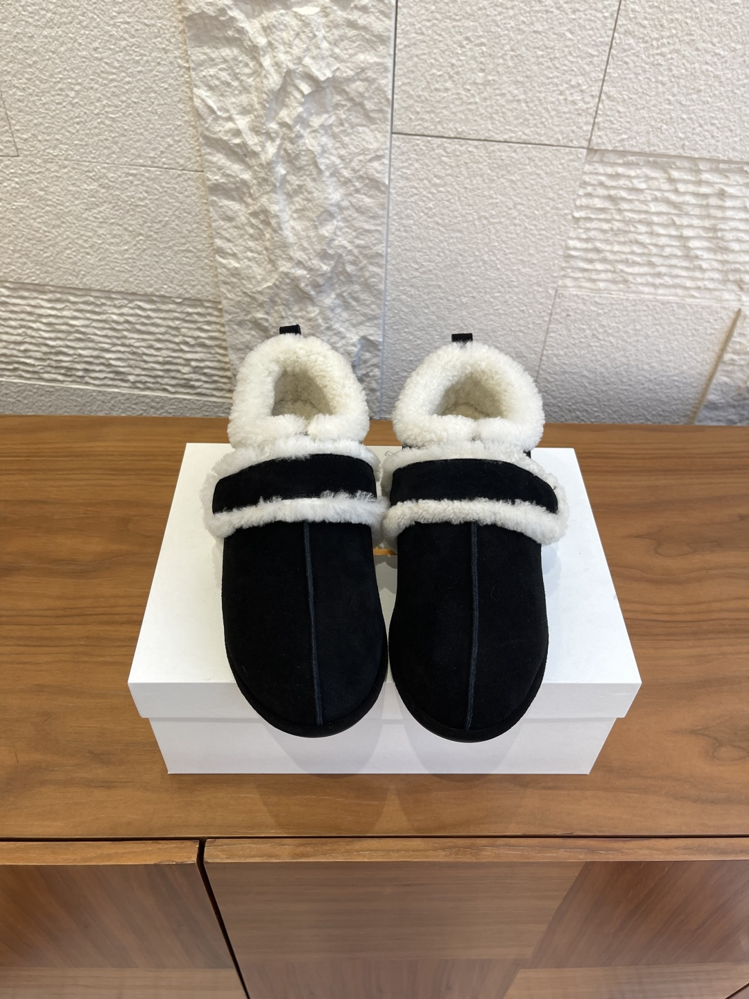 NO:560262,Top version: (Guangzhou goods) THE ROW 2025 Autumn and Winter New Style Retro Velcro Internal Heightening Fur-Integrated Birkenstock Shoes The Row style lamb wool Birkenstock shoes, simple, retro and super textured!  Velvet lining makes them super warm in winter. Velcro design makes them easy to put on and take off, suitable for all types of feet. Flat soles are suitable for daily commuting or at home, comfortable and versatile. Lamb wool is soft and skin-friendly, with perfect warmth retention. It goes well with skirts or jeans. It is a must-have item for autumn and winter!  Original fabric, custom-made imported cow velvet, integrated sheepskin lining, original open-molded TPU outsole, 2cm higher movable latex insole, Size35-41 (40 and 41 customized, non-returnable), snow boots, boots, flats, skirts, jeans, sheepskin19860909顶级版本:（莞货） THE ROW 2025 秋冬新款 复古 魔术贴 内增高 皮毛一体 勃肯鞋 The Row风羊羔毛勃肯鞋,简约复古又超有质感！加绒内里,冬天穿超暖和.魔术贴设计,穿脱方便,适合各种脚型.平底鞋底,日常通勤或居家都OK,舒适又百搭.羊羔毛柔软亲肤,保暖力满分,搭裙装或牛仔裤都很出彩,秋冬穿搭必备单品！ 面料原版定制进口胎牛绒 内里羊皮毛一体 大底原版开模TPU大底 内增高2cm活动乳胶鞋垫 Size35-41（40 41定做不退换）,雪地靴,boots,flats,skirts,jeans,sheepskin,Women's Shoes