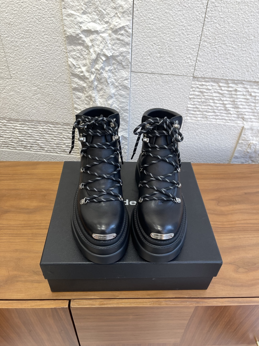 NO:560304,Top version: Alexander Wang Alexander Wang 25ss new autumn and winter retro lace-up thick-soled short boots Martin boots Alexander Wang's lace-up thick-soled short boots are full of details!  Metal shoelace holes + strap design, retro and modern, 7cm thick sole makes you taller and slimmer, getv. Rubber sole is wear-resistant and non-slip, very versatile in autumn and winter. It can be easily worn in jeans or skirts, suitable for commuting and leisure, fashionable and practical. The fabric is original custom-made imported cowhide/ pebbled cowhide, lining/foot pads imported sheepskin, outsole, original molded rubber foam outsole, sole thickness 7cm  Size35-40 (40 is custom-made and cannot be returned or exchanged), boots, alexander wang, boots, skirts, jeans, cowhide, sheepskin19860909顶级版本: Alexander Wang 亚力山大王 25ss 秋冬新款 复古 系带 厚底 短靴 马丁靴 Alexander Wang这款系带厚底短靴,细节感满满！金属鞋带孔+绑带设计,复古又现代,7cm厚底显高显瘦,腿长神器getv.橡胶鞋底耐磨防滑,秋冬穿搭超百搭,无论牛仔裤还是裙装都能轻松驾驭,通勤休闲都OK,时尚实用两不误. 面料原版定制进口牛皮/荔枝纹牛皮 内里/垫脚进口羊皮 大底原版开模橡胶发泡大底 底厚7cm Size35-40（40定做不退换）,靴子,alexander wang,boots,skirts,jeans,cowhide,sheepskin,Women's Shoes