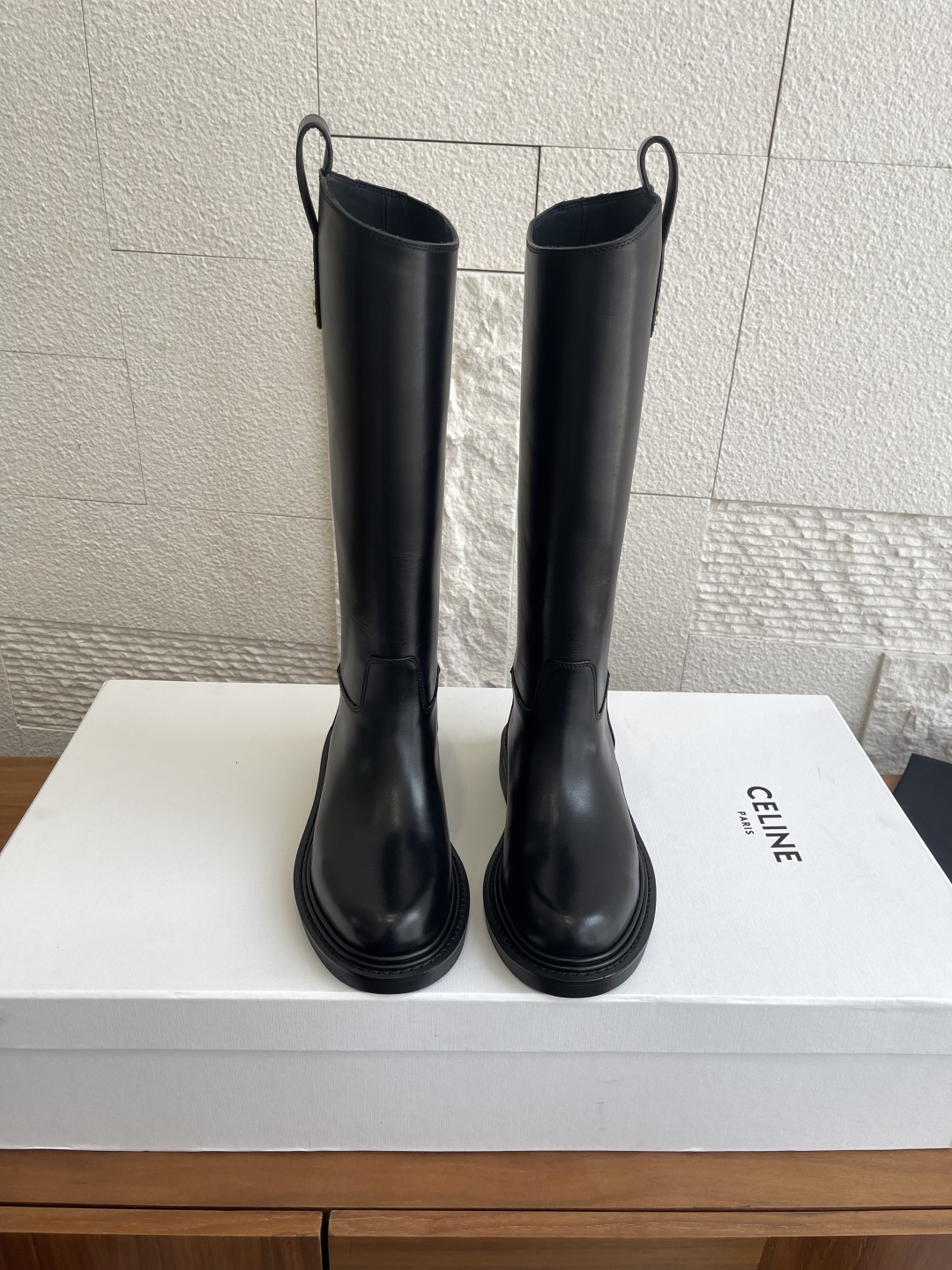 NO:560256,Top version: CELINE Celine 2025 autumn and winter new style Yang Mi's same style knight boots Arc de Triomphe British style short boots, simple and fashionable, timeless and timeless, a classic that will never ebb in the fashion circle, retro British style, let you wear a different temperament Matching logo fabric original custom waxed tire calfskin lining sheepskin lining sole original molded rubber sole  Size35-40 (40 orders are not returnable), boots, celine, celine, boots, cowhide, sheepskin19860909顶级版本: CELINE 赛琳 2025 秋冬新款 杨幂同款 骑士靴 凯旋门英伦风短靴,简约大气时髦,耐看不过时,是时尚圈永不退潮的经典所在,复古的英伦风格,让你穿出不一样的气质对版logo 面料原版定制蜡感胎小牛皮 内里羊皮内里 鞋底原版开模橡胶鞋底 Size35-40（40订做不退换）,靴子,celine,celine,boots,cowhide,sheepskin,Women's Shoes