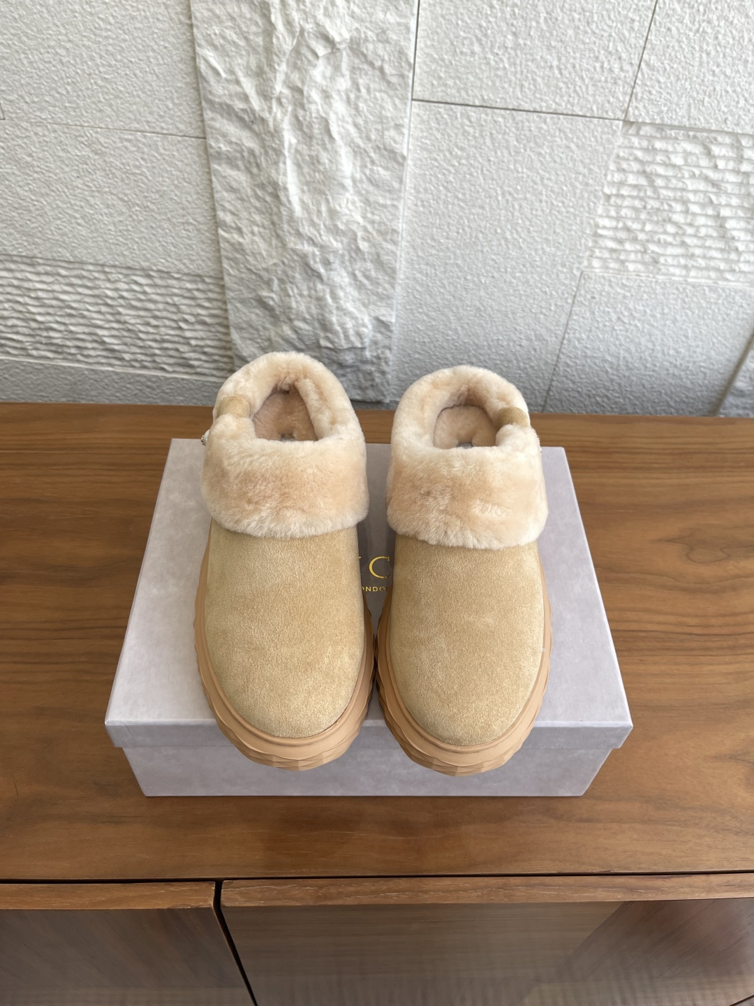 NO:560294,Top version: JIMMY CHOO 2025 autumn and winter new slip-on mules, furry shoes JC Jimmy Choo The Diamond Maxi Mule shoes, slip-on design, the shoe body is made of toffee-colored suede leather, and the lining is made of shearling of the same color, comfortable and warm, chic and fashionable. The side is decorated with leather decorative straps and is matched with a pearl round buckle engraved with JC letters; the iconic Diamond  The sole provides excellent anti-slip. The fabric is imported suede, the lining is imported wool, the outsole is original molded TPU outsole Sizr35-40 (customized for 40, non-returnable), snow boots, jimmy choo, jimmy choo, boots, chamois leather19860909顶级版本: JIMMY CHOO 吉米周 2025 秋冬新款 一脚蹬 穆勒鞋 毛毛鞋 JC吉米周The Diamond Maxi Mule 穆勒鞋,一脚蹬便鞋造型设计,鞋身选用太妃糖色绒面皮料打造,内衬采用同色系剪羊毛制作,舒适温暖,别致时尚.侧面饰有皮革装饰带并搭配刻有 JC 字母的珍珠圆扣；标志性 Diamond 鞋底提供出色的防滑力. 面料进口麂皮绒 内里进口羊毛 大底原版开模TPU大底 Sizr35-40（40定做不退换）,雪地靴,jimmy choo,jimmy choo,boots,chamois leather,Women's Shoes