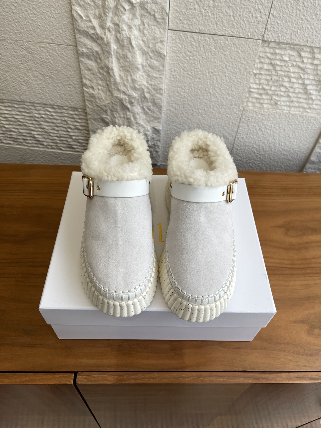 NO:560299,Top version: Chloe 2025 new autumn and winter NAMA wedge mules slip-on mules furry shoes This NAMA wedge mules are made of suede calfskin and lambskin, and are embellished with the brand's iconic Paddington buckle on the leather strap. This style is paired with a classic, lightweight and ultra-comfortable recycled waterproof platform, and is decorated with exquisite handmade blanket embroidery, which takes 4.5 hours to complete.  Fabric imported suede/calf leather lining imported sheepskin outsole original molded TPU outsole Sizr35-40 (custom-made for 40 non-returnable), snow boots, chloe, loewe, boots, cowhide, sheepskin, chamois leather19860909顶级版本: Chloe 蒄依 2025 秋冬新款 NAMA坡跟穆勒鞋 一脚蹬 穆勒鞋 毛毛鞋 这款NAMA坡跟穆勒鞋由绒面小牛皮和羊羔皮制成,并在皮革饰带上点缀品牌的标志性帕丁顿饰扣.该款式搭配经典、轻巧且超舒适的回收防水台,并饰以精致的手工毯边绣,需耗时4.5工时完成. 面料进口麂皮/小牛皮 内里进口羊皮 大底原版开模TPU大底 Sizr35-40（40定做不退换）,雪地靴,chloe,loewe,boots,cowhide,sheepskin,chamois leather,Women's Shoes