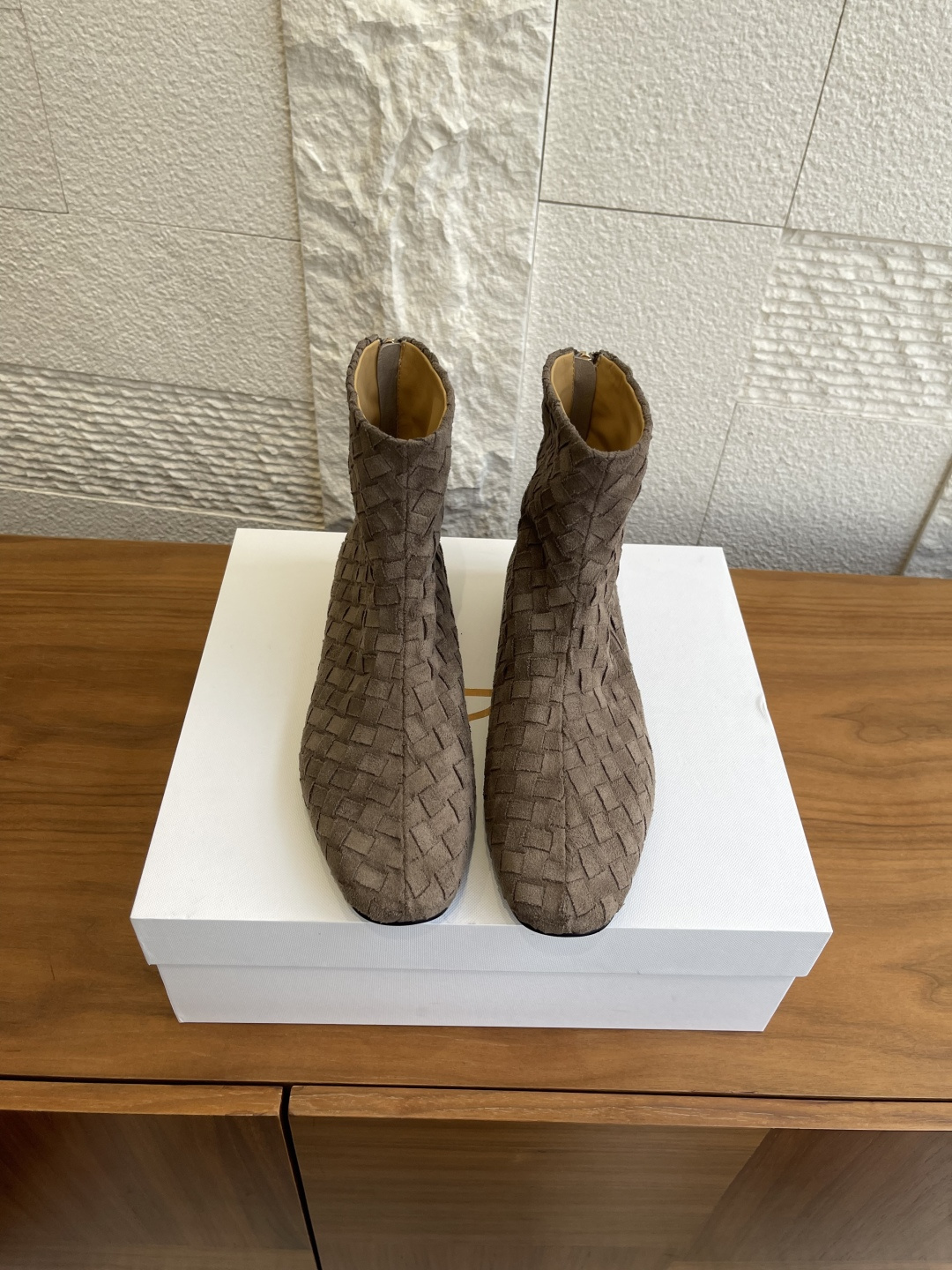 NO:560289,Top version: THE ROW 2025 autumn and winter new style, hand-woven surface, back zipper, flat boots, The Row's boots use suede weaving technology, delicate texture + retro texture, full of low-key and high-end feeling!  The round toe design does not squeeze the feet and is suitable for a variety of foot types. The sheepskin lining is soft and skin-friendly, making it super comfortable to wear. The rubber soles are non-slip and wear-resistant, making them suitable for daily commuting and shopping. The suede brown leather is versatile, and can be easily worn with skirts and jeans. It is a must-have for autumn and winter!  The shoe shape is simple and elegant, with both design and practicality. It is the texture of the autumn and winter shoe cabinet ~ Fabric imported suede hand-woven surface Imported cowhide lining Outsole Italian imported genuine leather outsole injection molded rubber Size35-41 (40 41 custom-made and non-returnable), boots, boots, skirts, jeans, cowhide, sheepskin, chamois leather, Leather soles19860909顶级版本: THE ROW 2025 秋冬新款 手工编织面 后拉链 平底 短靴 The Row这款短靴采用麂皮编织工艺,细腻纹理+复古质感,低调高级感满满！圆头设计不挤脚,适合多种脚型,内里羊皮柔软亲肤,穿着超舒适.橡胶鞋底防滑耐磨,日常通勤、逛街都OK.麂皮棕色百搭,裙装牛仔裤都能轻松驾驭,秋冬穿搭必备！鞋型简约优雅,兼具设计感与实用性,是秋冬鞋柜里的质感担当～ 面料进口麂皮手工编织面 内里进口牛皮 大底意大利进口真皮大底注塑橡胶 Size35-41（40 41定做不退换）,靴子,boots,skirts,jeans,cowhide,sheepskin,chamois leather,Leather soles,Women's Shoes