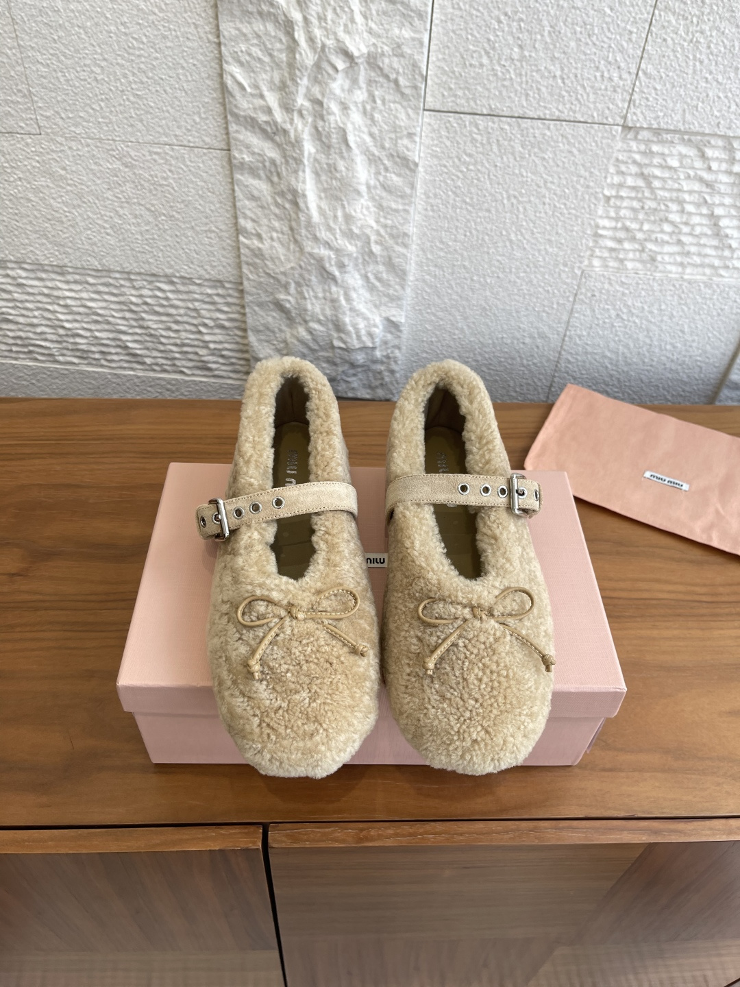 NO:560284,Top version: MiuMiu 2025 new autumn and winter style bow buckle strap furry shoes ballet shoes MiuMiu's furry ballet shoes are made of soft, fluffy textured sheepskin to further enhance the classic style of this flat ballet shoe. The contrasting design with buckles highlights the exquisite features of this style. Fabric imported lambswool Lining imported sheepskin Outsole Original molded rubber outsole  Size35-40 (40 is custom-made and cannot be returned or exchanged), woolen shoes Mary Jane, miumiu, mary jane, sheepskin19860909顶级版本: MiuMiu 缪缪 2025 秋冬新款 蝴蝶结 卡扣带 毛毛鞋 芭蕾舞鞋 MiuMiu这款毛毛芭蕾舞鞋,采用柔软、蓬蓬质感的羊皮毛进一步烘托这款平底芭蕾鞋的经典风格.与卡扣的反差设计,凸显这一款式的精致特色. 面料进口羊羔毛 内里进口羊皮 大底原版开模橡胶大底 Size35-40（40定做不退换）,毛毛鞋玛丽珍,miumiu,mary jane,sheepskin,Women's Shoes