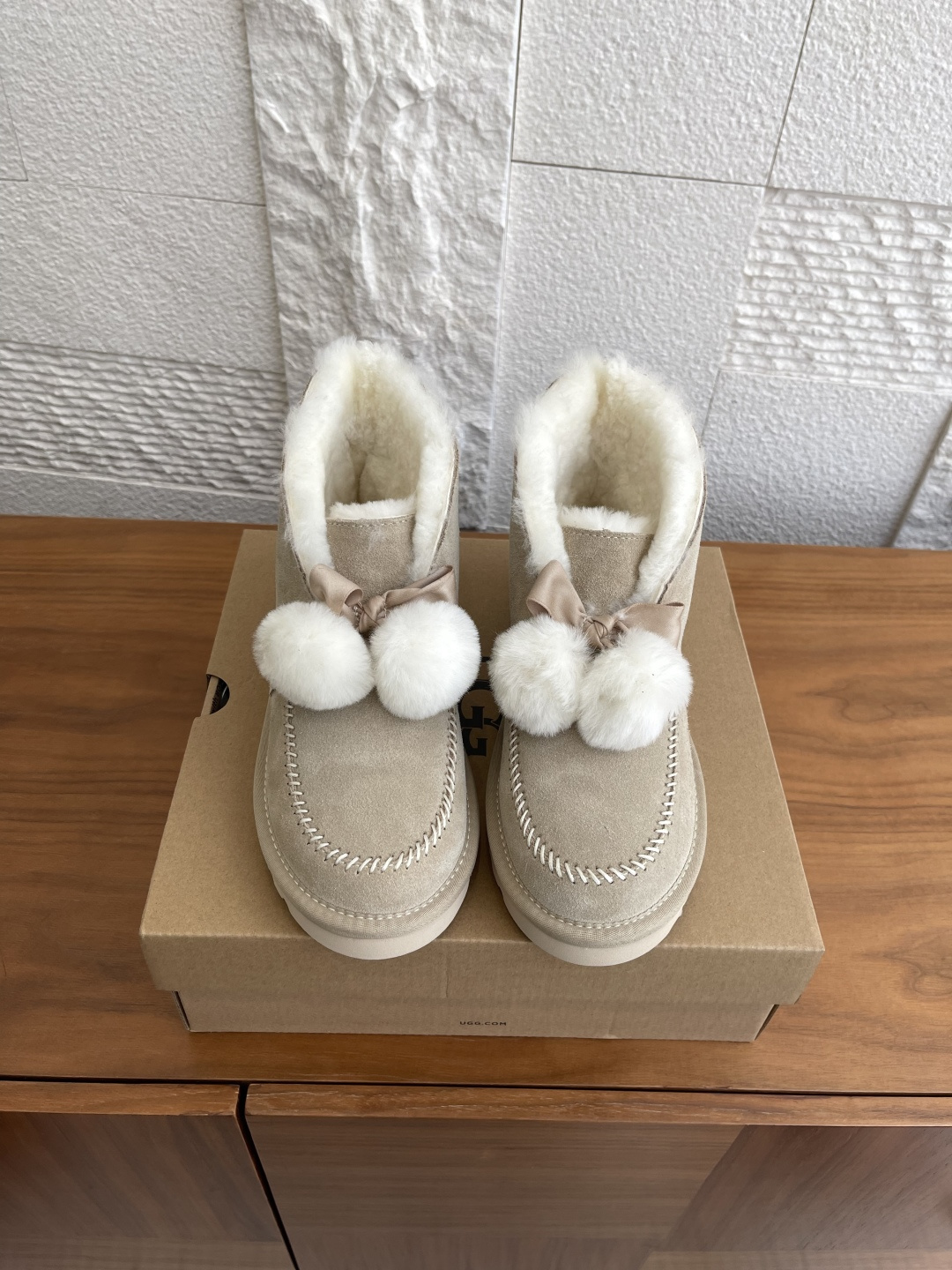 NO:562388,Top version: UGG 2025 new autumn and winter Leisure casual series Kellen 2.0 bow furry shoes UGG's Leisure casual series Kellen 2.0, cow split leather suede upper, about 10 mm sheepskin lining, foldable sheepskin collar, fixed bow, sheepskin fur ball decoration, playful and cute, fashionable and retro, lazy and comfortable out on the street, imported cow suede fabric  Lining/foot pads imported wool outsole original EVA outsole Size 35-40 (customized for 40 non-returnable), snow boots, boots, sheepskin19860909顶级版本: UGG 2025 秋冬新款 Leisure休闲系列 Kellen凯琳2.0 蝴蝶结 毛毛鞋 UGG这款Leisure休闲系列 Kellen凯琳2.0,牛剖层革翻毛皮鞋面,约10毫米羊皮毛内衬,可翻折式羊皮毛鞋领,固定蝴蝶结,羊皮毛毛球装饰,俏皮可爱,时髦复古,慵懒自在出街, 面料进口牛反绒 内里/垫脚进口羊毛 大底原版EVA大底 Size35-40（40定做不退换）,雪地靴,boots,sheepskin,Women's Shoes