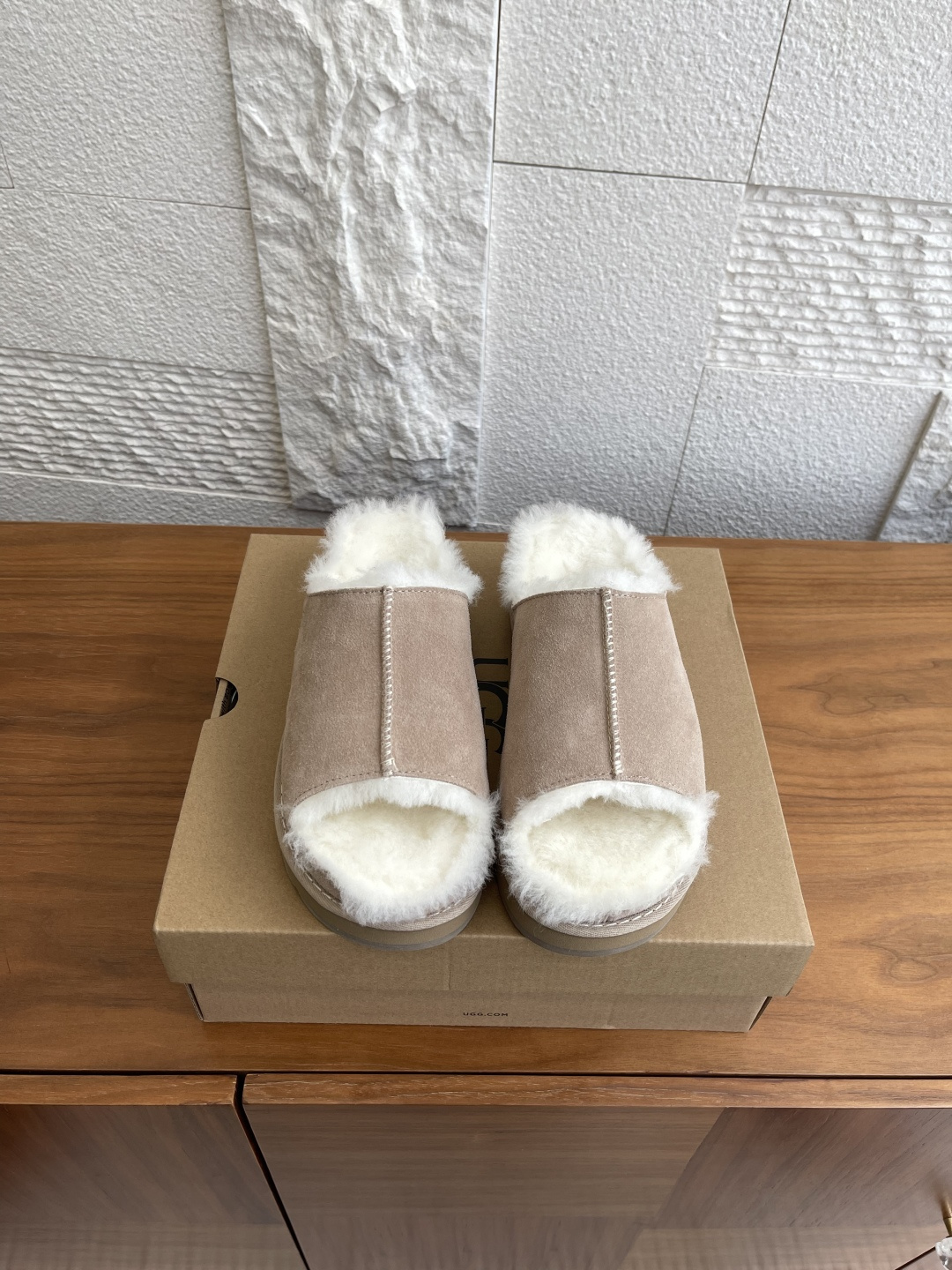 NO:562384,Top version: UGG 2025 new autumn and winter Slipper Evolution slip-on shoes new Greenport Slide Porter Soufflé slip-ons UGG's Slipper Evolution slip-on new series, Greenport Slide Porter Soufflé slip-on  Slip-on, cow split leather suede upper, about 10 mm sheepskin lining, double seam detail design, furry lining, comfortable and skin-friendly, slip-on design for leisure and leisure, lazy and comfortable outing. Fabric imported cow suede, lining/foot pads imported wool outsole original EVA outsole Size 35-40 (customized for 40, non-returnable), fur shoes and slippers, slippers, sheepskin19860909顶级版本: UGG 2025 秋冬新款 Slipper Evolution便鞋新生 Greenport Slide 波特舒芙蕾拖 一脚蹬 毛拖 UGG这款 Slipper Evolution便鞋新生系列,Greenport Slide 波特舒芙蕾拖 一脚蹬,牛剖层革翻毛皮鞋面,约10毫米羊皮毛内衬,双线缝细节设计,茸茸内里,舒适亲肤,一脚蹬设计自在休闲,慵懒自在出街 面料进口牛反绒 内里/垫脚进口羊毛 大底原版EVA大底 Size35-40（40定做不退换）,毛毛鞋拖鞋,slippers,sheepskin,Women's Shoes