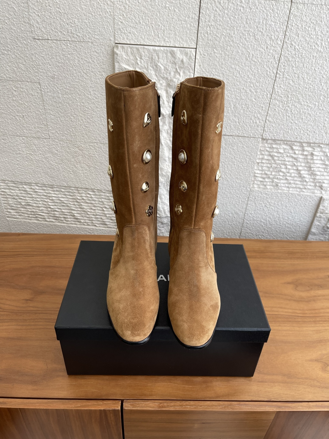 NO:562356,Top version: CHANEL Chanel 25K new autumn and winter style, metal buckle, pearl, inner zipper, high heel, mid-calf boots. Chanel 25K is new and first launched in Paris. It is embellished with metal buckles, bows, flowers and other classic elements, and the details are perfect!  The thick heel makes the legs look longer, and the upper toes are super elegant and modify the leg lines. It is a fashionable must-have item with a counter box. It is a must-have item for autumn and winter. The on-the-foot effect is excellent!  Fabric imported suede/cowhide, lining imported sheepskin, outsole Italian imported genuine leather outsole Sizr35-41 (40 41 customized, non-returnable), boots, chanel, chanel, boots, cowhide, sheepskin, chamois leather, Leather soles19860909顶级版本: CHANEL 香奈儿 25K 秋冬新款 金属饰扣 珍珠 内侧拉链 高跟 中筒靴 Chanel25K巴黎上新首发,金属扣、蝴蝶结、花朵等经典元素点缀,细节满分！粗跟显腿长,上脚超级显气质,修饰腿部线条,时髦精必备单品带专柜盒子,秋冬必备单品,上脚效果极佳！ 面料进口麂皮/牛皮 内里进口羊皮 大底意大利进口真皮大底 Sizr35-41（40 41定做不退换）,靴子,chanel,chanel,boots,cowhide,sheepskin,chamois leather,Leather soles,Women's Shoes