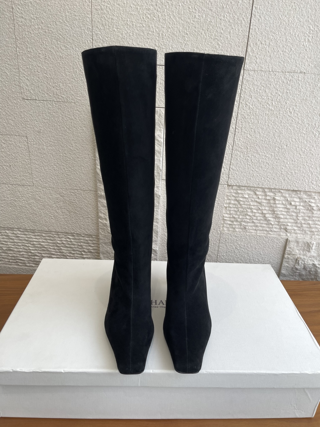 NO:562361,Top version: KHAITE 2025 new autumn and winter square toe high heel Ona high boots Khaite's Ona high boots have a unique notched back design, which enhances the convenience and pull of this suede leather square toe ankle boots. It is equipped with a smooth blade heel and a square toe to create a sharp contrast line. The upper foot is slim and versatile. Fabric imported suede/imported butter leather Lining imported sheepskin  Outsole Italian imported genuine leather outsole Heel height 5cm Size35-41 (40 41 custom-made and non-returnable), boots, boots, sheepskin, chamois leather, Leather soles19860909顶级版本: KHAITE 2025 秋冬新款 方头 高跟 Ona高筒靴 Khaite这款Ona 高筒靴,独特的缺口后背设计,增强了这款绒面皮革的方头踝靴的穿脱便利性与拉动性,配有光滑刀刃鞋跟与方型鞋头建立鲜明的对比线条,上脚显瘦还百搭款. 面料进口麂皮/进口牛油皮 内里进口羊皮 大底意大利进口真皮大底 跟高5cm Size35-41（40 41定做不退换）,靴子,boots,sheepskin,chamois leather,Leather soles,Women's Shoes