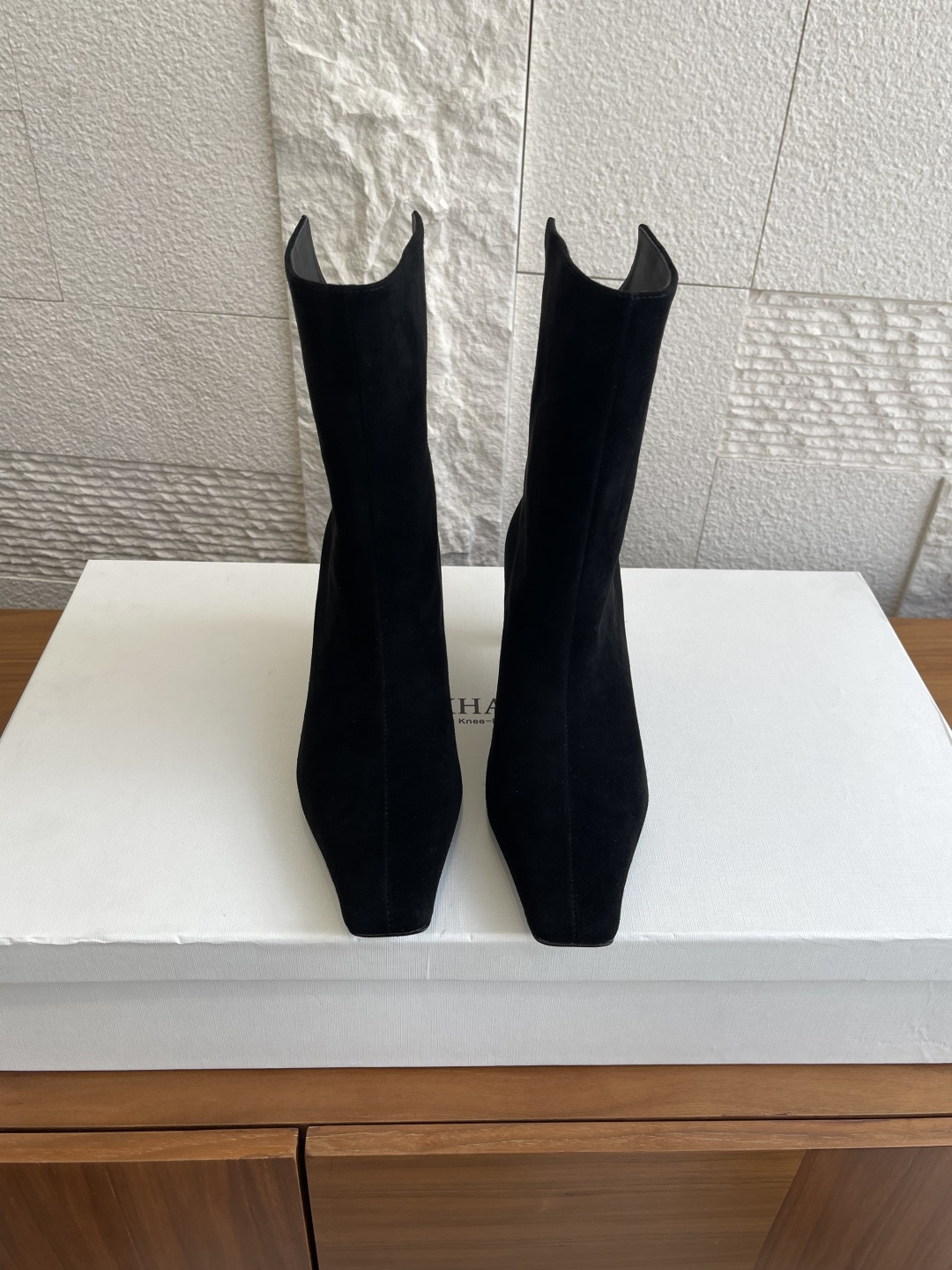 NO:562366,Top version KHAITE 2025 new autumn and winter square toe high heel Ona ankle boots Khaite's Ona ankle boots have a unique notched back design, which enhances the convenience and pull of this suede leather square toe ankle boots. It is equipped with a smooth blade heel and a square toe to create a sharp contrast line, making the upper foot slimmer and versatile. Fabric imported suede/imported calf leather Lining imported sheepskin Outsole Italian imported genuine leather outsole  Heel height 5cm Size 35-40 (40 to 41 customized, non-refundable), boots, cowhide, sheepskin, chamois leather, Leather soles19860909顶级版本 KHAITE 2025 秋冬新款 方头 高跟 Ona踝靴 Khaite这款Ona踝靴独特的缺口后背设计,增强了这款绒面皮革的方头踝靴的穿脱便利性与拉动性,配有光滑刀刃鞋跟与方型鞋头建立鲜明的对比线条,上脚显瘦还百搭款. 面料进口麂皮/进口小牛皮 内里进口羊皮 大底意大利进口真皮大底 跟高5cm Size35-40（40 41定做不退换）,靴子,boots,cowhide,sheepskin,chamois leather,Leather soles,Women's Shoes