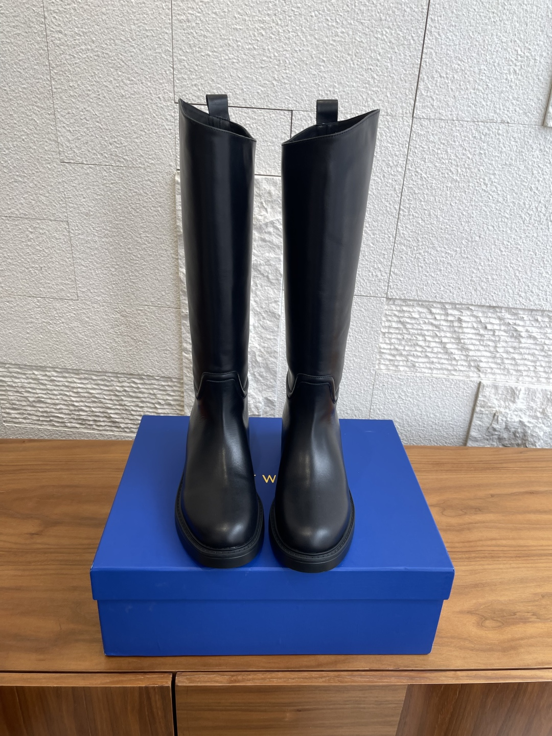 NO:562376,Top version: STUART WEITZMAN FA25 new autumn and winter CELIA knight boots SW This CELIA knight boot is a modern interpretation of the classic boot style. This knee-high boot is made of leather and features a stiff and stylish tubular structure. It is equipped with a newly upgraded sole. The flat thick heel and shoe pull tab details make this boot easy to wear. The fabric is imported calfskin and the lining is imported sheepskin. The outsole is the original open-molded foam outsole.  Size35-40 (40 is custom-made and cannot be returned or exchanged), boots, celine, stuart weitzman, boots, cowhide, sheepskin19860909顶级版本: STUART WEITZMAN FA25 秋冬新品 CELIA 骑士靴 SW这款CELIA骑士靴以现代方式演绎经典靴款这款及膝靴采用皮革打造,以挺括有型的管状结构为特色,配备了焕新升级的鞋底.平底粗跟和鞋拉袢细节让这款靴子方便好穿. 面料进口小牛皮 内里进口羊皮 大底原版开模发泡大底 Size35-40（40定做不退换）,靴子,celine,stuart weitzman,boots,cowhide,sheepskin,Women's Shoes