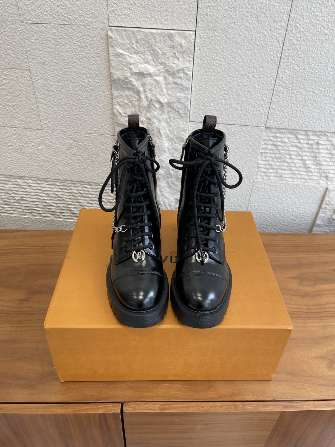 NO:576832,Top version: LOUIS VUITTON Louis Vuitton's new autumn and winter DISTRICT RANGER ankle boots. This District Ranger ankle boot carries military inspiration and Louis Vuitton's travel heritage. The soft cow leather upper is embellished with metal chains and luggage tag-shaped pendants made of Monogram canvas. The EVA outsole has detailed ridges, thick yet light. The fabric is original custom-made imported cowhide. The lining is imported cowhide. The outsole is original open-molded rubber foam outsole.  Size35-41 (40 41 customized, non-returnable), boots, louis vuitton, louis vuitton, boots, cowhide19860909顶级版本: LOUIS VUITTON 路易威登  秋冬新款 DISTRICT RANGER 及踝靴 本款 District Ranger 及踝靴承载军旅灵感和路易威登的旅行传承,为舒软牛皮革鞋面点缀金属链条和 Monogram 帆布制成的行李牌形状挂饰.EVA 外底拥有细致凸纹,厚实而不失轻盈. 面料原版定制进口牛皮 内里进口牛皮 大底原版开模橡胶发泡大底 Size35-41（40 41定做不退换）,靴子,louis vuitton,louis vuitton,boots,cowhide,Women's Shoes