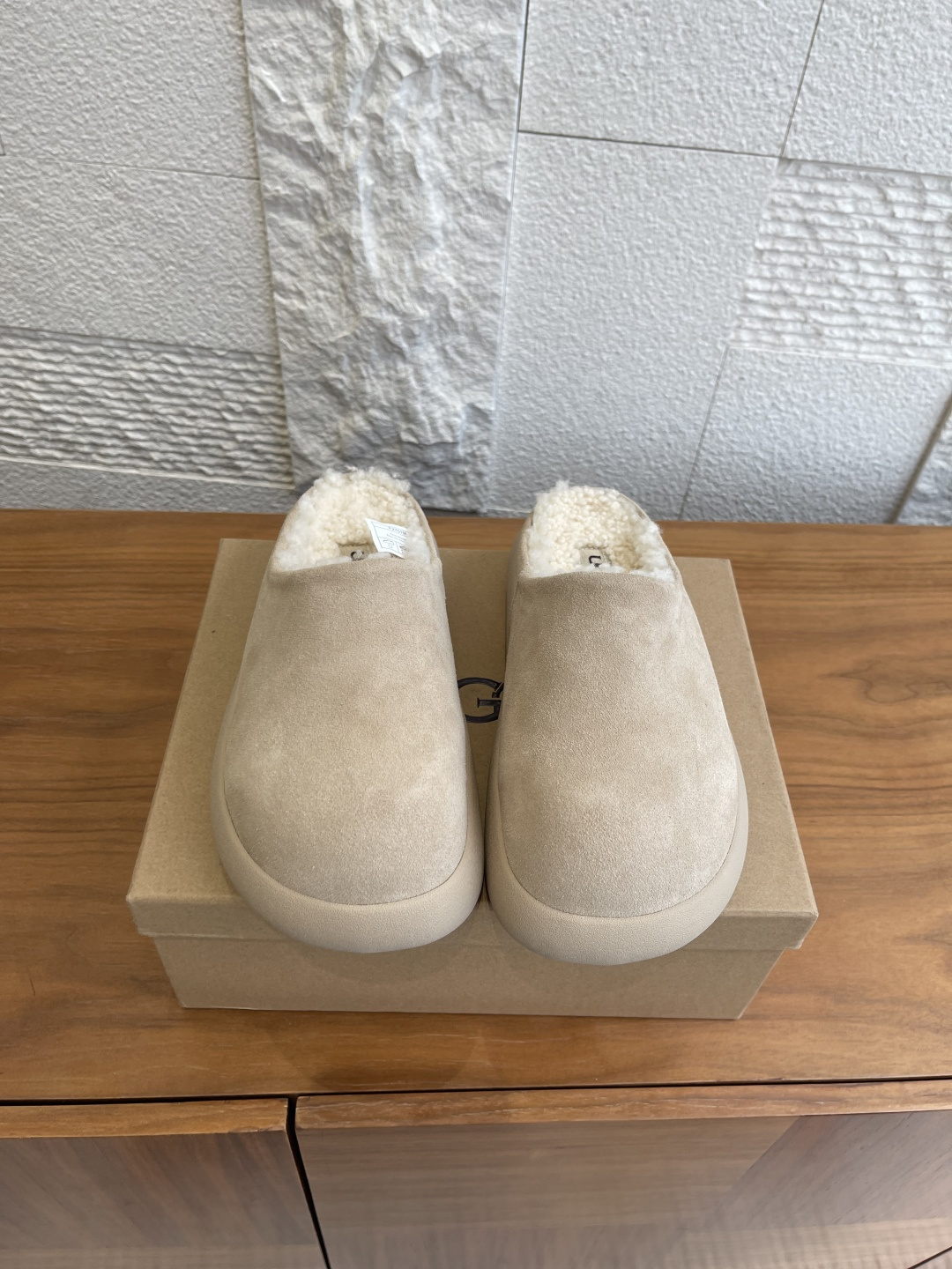 NO:576828,Top version: UGG 2025 Autumn New Big Toe Thick Sole Small Potato Birkenstock Shoes Lazy Mops UGG's thick-soled small potato Birkenstock shoes, rounded toe + slip-on design, are perfect for lazy people!  The upper is made of high mercerized cowhide, which is soft and wear-resistant. The lining is lined with velvet to keep you warm. It is super comfortable to wear in winter. The thick sole is about 3.5cm, which is quietly increased and non-slip. It is OK for commuting and leisure. It has a retro and simple style. It can be worn with jeans, skirts, and piles of socks. It is slim and versatile. It is a must-have comfortable item in autumn and winter!  Size35-40 (40 is custom-made and cannot be returned or exchanged), half-shoes, skirts, jeans, cowhide19860909顶级版本: UGG 2025 秋季新款 大头 厚底 小土豆 勃肯鞋 懒人毛拖 UGG这款厚底小土豆勃肯鞋,圆润包头+一脚蹬设计,超适合懒人穿搭！鞋面是高丝光绒牛皮,柔软耐磨,内里加绒保暖,冬天穿超舒服袋.厚底约3.5cm,悄悄增高还防滑,通勤休闲都OK.复古简约风,牛仔裤、裙装、堆堆袜都能搭,显瘦又百搭,是秋冬必入的舒适单品！ Size35-40（40定做不退换）,半拖毛毛鞋,skirts,jeans,cowhide,Women's Shoes