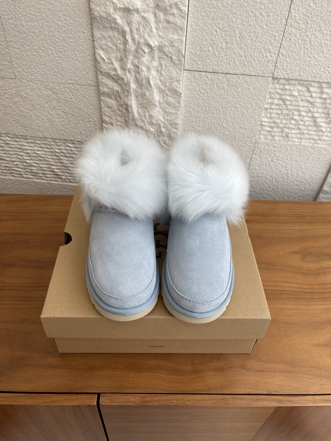 NO:576823,Top version: (Guangzhou goods) UGG 2025 new autumn Classic Novelty series Classic Ultra Mini Chalet classic ultra short boots long hair style UGG this Classic Ultra Mini  Chalet's classic long-hair short boots, with sheepskin accents on the collar, are languid and relaxed, with split cowhide leather uppers + about 17 mm UGGplush lining and insoles. The back zipper detail design makes it easier to put on and take off. EVA outsole is a non-slip cobweb rubber sole that provides good grip. Suede fabric and sheepskin lining are integrated outsole EVA foam outsole  Size35-40 (40 is custom-made and cannot be returned or exchanged), snow boots, boots, sheepskin19860909顶级版本:（莞货） UGG 2025 秋季新款 Classic Novelty系列 Classic Ultra Mini Chalet经典超短靴 长毛款 UGG这款Classic Ultra Mini Chalet经典超短靴长毛款,鞋口羊皮毛点缀,慵懒松弛,牛剖层翻毛皮鞋面+约17毫米UGGplush里衬、鞋垫.后拉襻细节设计,让穿脱更便捷.EVA外底防滑蛛网橡胶底,提供良好抓地力. 面料翻毛皮 内里羊皮毛一体 大底EVA发泡大底 Size35-40（40定做不退换）,雪地靴,boots,sheepskin,Women's Shoes