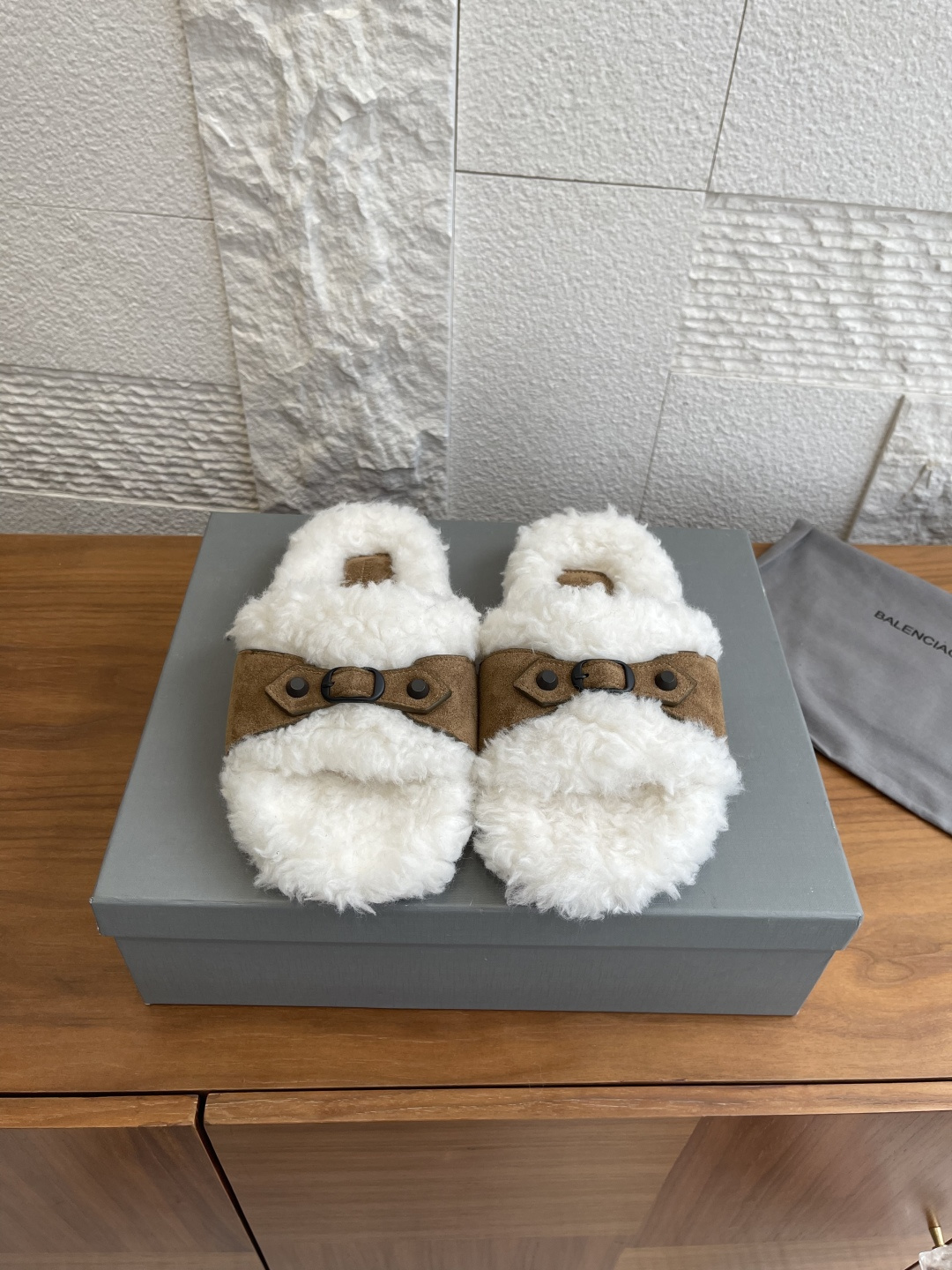 NO:577781,Top version: Balenciaga 2025 new autumn and winter fur slippers. The upper of Balenciaga's fur slippers is made of imported high-mercerized cowhide + wool, which is soft and skin-friendly and super comfortable to wear!  Handmade stitching + rubber non-slip bottom, wear-resistant and practical, suitable for daily travel or home. White fur + brown leather + metal rivets, full of fashion, a must-have for autumn and winter!  European and American celebrity bloggers are wearing it, a versatile winter item getv. Fabric original custom lamb wool/imported cow suede Original custom lamb wool lining Original open molded rubber outsole Size 35-41 (40 41 customized non-returnable), fur shoes and slippers, balenciaga, balenciaga, slippers, cowhide19860909顶级版本: Balenciaga 巴黎世家 2025 秋冬新款 毛拖 这款巴黎世家毛毛拖鞋鞋面选用进口高丝光牛皮+羊毛,柔软亲肤,穿着超舒适！手工缝线+橡胶防滑底,耐磨又实用,日常出行或居家都OK.白色毛毛+棕色皮革+金属铆钉,时髦感拉满,秋冬穿搭必备！欧美明星博主都在穿,冬季百搭单品getv. 面料原版定制羊羔毛/进口牛反绒 内里原版定制羊羔毛 大底原版开模橡胶大底 Size35-41（40 41定做不退换）,毛毛鞋拖鞋,balenciaga,balenciaga,slippers,cowhide,Women's Shoes