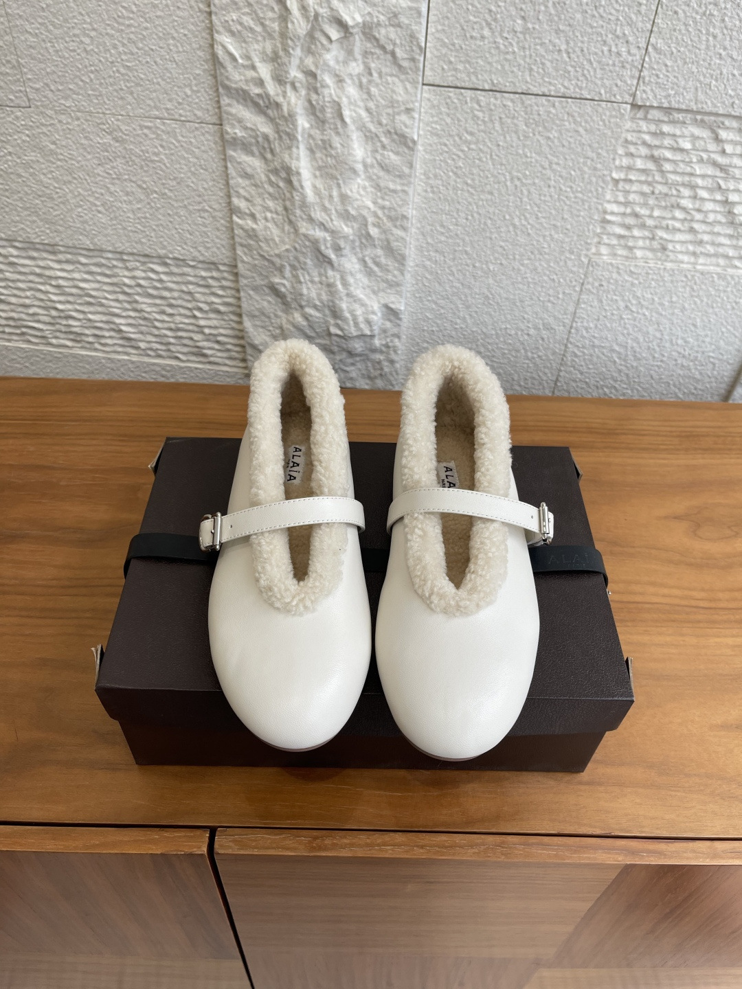 NO:577776,Top version: ALAIA 2025 autumn and winter new round toe flat Mary Jane ballet shoes ALAIA's patent leather Mary Jane shoes are full of luster, equipped with metal buckles, retro and elegant. The plush interior is super soft, very comfortable to wear in autumn and winter, and is OK for commuting and leisure!  The round toe + low heel design allows for a stable walk and is suitable for long-term wear. Whether worn with a skirt or trousers, it can show French sophistication and can be worn on workplace dates!  Fabric imported cowhide/patent leather, lining imported wool, outsole original molded rubber outsole Size 35-41 (40 41 customized, non-returnable), fur shoes, alaia, mary jane, skirts, cowhide19860909顶级版本: ALAIA 阿莱亚 2025 秋冬新款 圆头 平底 玛丽珍 芭蕾舞鞋 ALAIA 阿莱亚这款漆皮玛丽珍鞋,光泽感满满,搭配金属标扣,复古又优雅计.毛绒内里超柔软,秋冬穿很舒服,通勤休闲都OK！圆头+低跟设计,走路稳稳的,适合长时间穿.无论搭裙装还是裤装,都能展现法式精致感,职场约会都能hold住！ 面料进口牛皮/漆皮 内里进口羊毛 大底原版开模橡胶大底 Size35-41（40 41定做不退换）,毛毛鞋,alaia,mary jane,skirts,cowhide,Women's Shoes