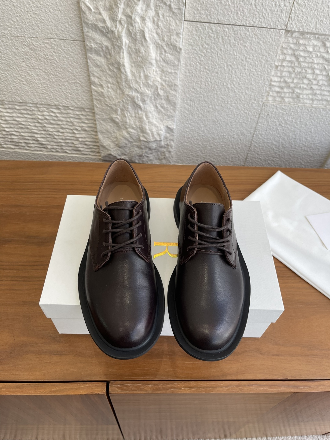 NO:578252,Top version: (guan goods) THE ROW 2025 autumn and winter new style retro leather shoes round toe lace-up derby shoes The  Row's Derby leather shoes are made of high-quality cowhide. The upper is smooth and delicate, simple and elegant. The classic round toe + laces are retro and fashionable, suitable for commuting, business or formal occasions. The rubber sole is wear-resistant and non-slip, soft inside, and comfortable to wear. It is low-key and versatile, and can easily blend into cleanft or American hot girl street style. It is an ideal choice for the workplace and fashion lovers. Material imported calfskin, lining imported cowhide, outsole original molded rubber outsole  Size35-40 (40 is custom-made and cannot be returned or exchanged), loafers, loafers, cowhide19860909顶级版本:（莞货） THE ROW 2025 秋冬新款 复古皮鞋 圆头 系带 德比鞋 The Row这款德比皮鞋,选用优质牛皮,鞋面光滑细腻,简约大方.经典圆头+系带,复古又时髦,适合通勤、商务或正式场合穿搭.橡胶鞋底耐磨防滑,内里柔软,穿着舒适.低调百搭,轻松融入cleanft或美式辣妹街头风,是职场和时尚爱好者的理想选择 面料进口小牛皮 内里进口牛皮 大底原版开模橡胶大底 Size35-40（40定做不退换）,乐福鞋,loafers,cowhide,Women's Shoes