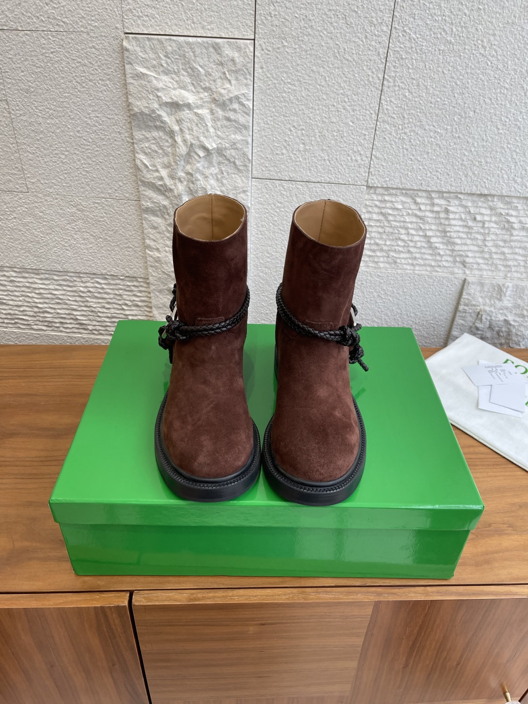 NO:578456,Top version: short boots, long boots, BOTTEGA VENETA 25ss, new autumn and winter style, round toe, rope triangle buckle, ankle boots, long boots. BV’s classic rope knot braided boots are wrapped around the boot body, with the iconic triangle metal buckle, and the black and silver collision comes with a cool filter. When you put it on, you can directly transform into a street girl, with an aura of 2.8 meters.  The short boot shape shows off your leg length. Whether you wear it with floor-length jeans for a casual and relaxed look, or with a miniskirt for a hot girl look, or even with suit pants for a professional elite route, they can be perfectly matched. It is the 'master key' to autumn and winter outfits. Sisters who are struggling with autumn and winter boots, close your eyes and rush!  Fabric imported suede, lining imported cowhide, outsole, genuine leather outsole imported from Italy + forefoot injection molded rubber sole, Size 35-40 (40 customized, non-refundable), boots, bottega veneta, bottega veneta, boots, skirts, jeans, business suit, cowhide, chamois leather, Leather soles19860909顶级版本:短靴 长靴 BOTTEGA VENETA 25ss 秋冬新款 圆头 绳结 三角扣 及踝靴 长靴 BV这双经典绳结编织缠绕靴身,搭配标志性三角金属扣,黑银碰撞自带酷飒滤镜,穿上直接化身街头拽姐,气场两米八. 短靴型超显腿长,不管是配拖地牛仔裤走随性松弛感,还是搭迷你裙玩辣妹风,甚至配西装裤走职场精英路线,都能完美适配,秋冬穿搭“万能钥匙”就是它 纠结秋冬靴子的姐妹,闭眼冲！ 面料进口麂皮 内里进口牛皮 大底意大利进口真皮大底+前掌注塑橡胶底 Size35-40（40定做不退换）,靴子,bottega veneta,bottega veneta,boots,skirts,jeans,business suit,cowhide,chamois leather,Leather soles,Women's Shoes