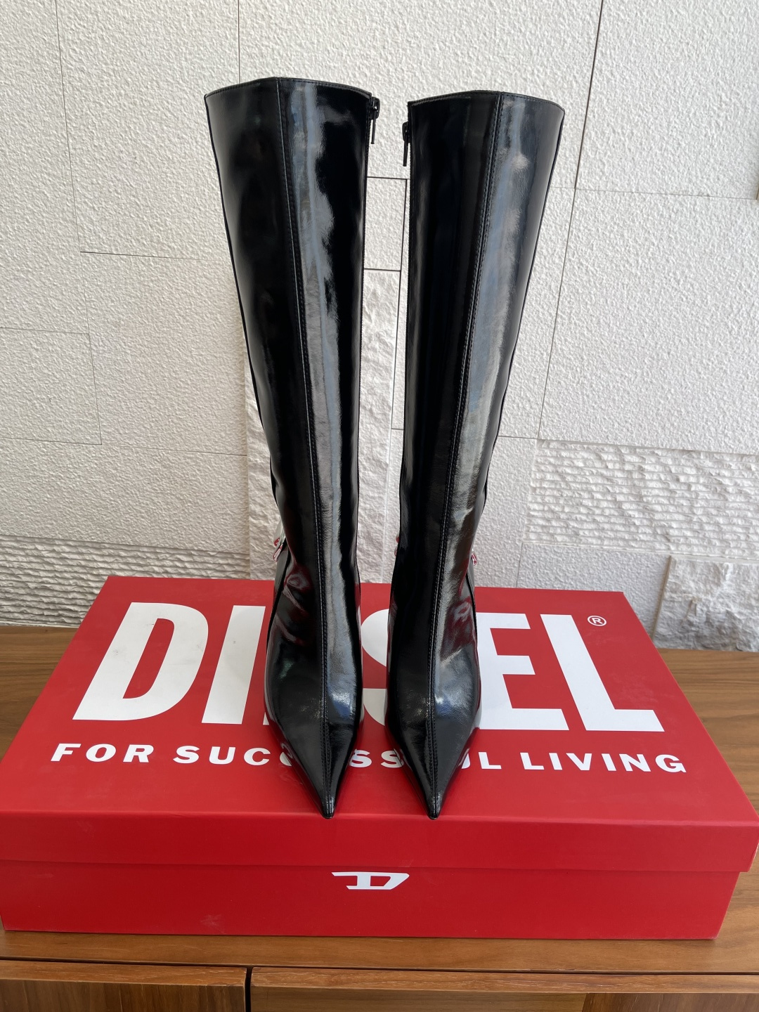 NO:578461,Top version: DIESEL 26 new D-shaped buckle pointed toe high-heeled boots DIESEL Diesel's black patent leather high-heeled boots have a strong mirror luster, pointed toe + stiletto heel design, neat lines, and full aura!  The knee length modifies the proportions of the legs, making you look taller and slimmer. It goes well with skirts and trousers. The side zipper is easy to put on and take off, and the details are perfect. Wear it in autumn and winter. It is fashionable and practical. It can be easily used for commuting or formal occasions. It is a must-have item to enhance your style!  Men Fabric imported patent leather Lining imported sheepskin Outsole Imported genuine leather outsole Heel height 10cm Size 35-41 (40 41 customized, non-refundable), boots, boots, skirts, sheepskin, Leather soles19860909顶级版本: DIESEL 迪赛 26新款 D字扣 尖头 高跟 长靴 DIESEL迪赛这款黑色漆皮高跟长靴,镜面光泽感起强,尖头+细高跟设计,线条利落,气场全开！膝长度修饰腿部比例,显高显瘦,搭配裙装裤装很出彩十.侧拉链方便穿脱,细节满分.秋冬穿它,时尚又实用,通勤或正式场合都能轻松驾驭,是提升造型感的必备单品！人 面料进口漆皮 内里进口羊皮 大底进口真皮大底 跟高10cm Size35-41（40 41定做不退换）,靴子,boots,skirts,sheepskin,Leather soles,Women's Shoes