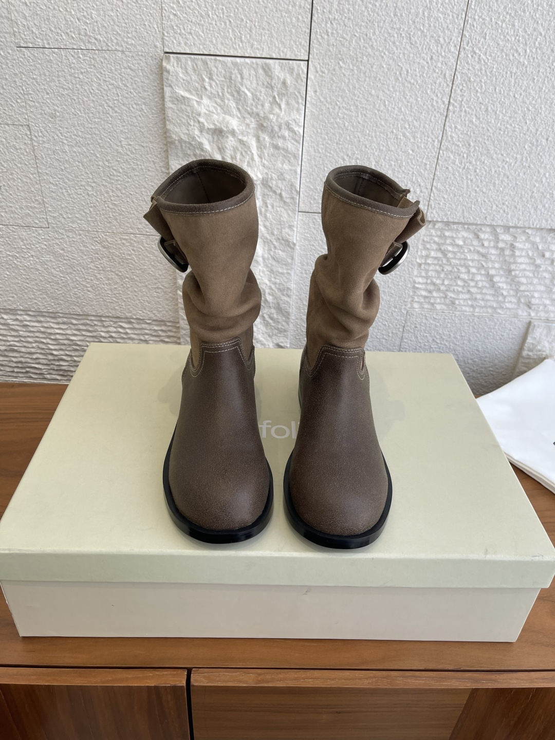 NO:592269,Top version: Unfolio 2025 Autumn and Winter New Style Retro Distressed Metal Buckle Stacked Ankle Boots Short Boots  The uppers of Unfolio in different colors are made of smooth calfskin, old-surface textured cowhide and suede, and full suede. The lining of the boot shaft is made of fine elastic Lycra fabric. The material is smooth and smooth. You can immediately feel the unique comfort of the boots as soon as you put it on your feet. The specially customized thickened rubber sole is easy to take care of and is more suitable for daily high-frequency wear. The fabric is imported cowhide/cow suede and the lining is imported sheepskin.  Outsole original molded outsole Size35-41 (40 41 custom-made and non-returnable), boots, boots, cowhide, sheepskin19860909顶级版本: Unfolio 2025 秋冬新款 复古做旧 金属扣饰 堆堆踝靴 短靴 Unfolio这款不同配色的鞋面分别采用光面质感的小牛皮、做旧表面质感的牛皮与翻毛皮拼接以及全翻毛皮作为鞋面,靴筒内里则选择细腻的弹力莱卡织物,材质顺滑流畅,入脚的一瞬,便能即刻感受到靴子特有的舒适感.特别定制的加厚橡胶鞋底,方便打理,更适合日常高频率穿着. 面料进口牛皮/牛反绒 内里进口羊皮 大底原版开模大底 Size35-41（40 41定做不退换）,靴子,boots,cowhide,sheepskin,Women's Shoes