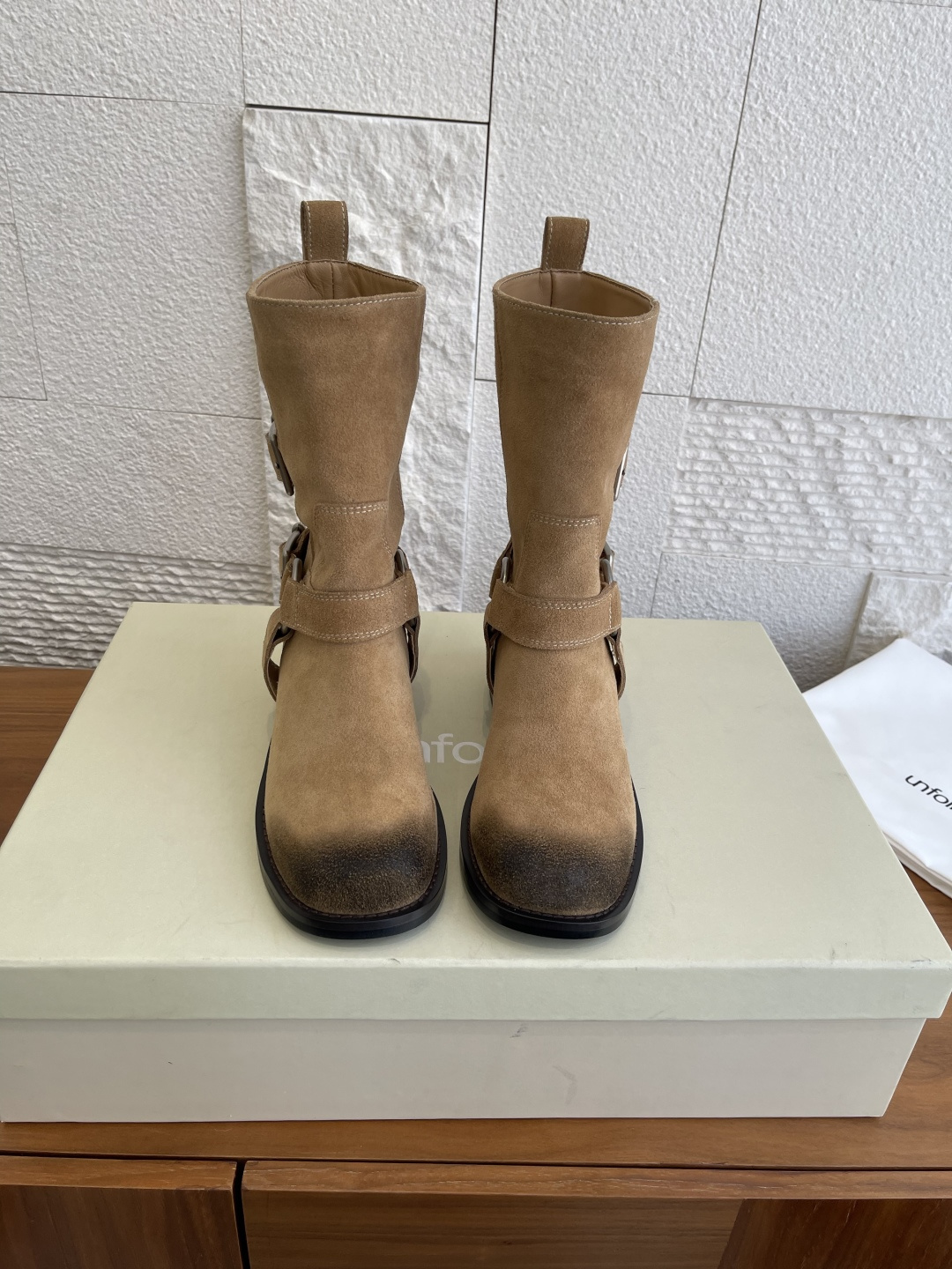 NO:592272,Top version: Unfolio 2025 autumn and winter new style metal buckle round toe classic boots short boots Unfolio this Harper  The buckled ankle boots interpret the style of motorcycle ankle boots with ingenious materials. The black and chestnut brown models are made of tree paste cowhide, which has a delicate texture and warm luster, and gradually develops a unique sense of style with wear; the distressed khaki model is made of suede cowhide and has been hand-distressed. Every texture is relaxed and casual. The inner lining is  The color matching design is differentiated, and it is equipped with cowhide, smooth sheepskin and skin-friendly fabrics to adapt to different wearing needs. The metal buckle is specially made of old texture surface technology, and the color is warm and unobtrusive. The 5cm square heel takes into account both heightening and walking stability, and the leather sole is anti-slip design, making it easy to adapt to a variety of wearing scenarios.  Fabric imported cowhide/cow suede, lining imported sheepskin, outsole original molded outsole Size 35-41 (40 41 customized, non-returnable), boots, boots, cowhide, sheepskin19860909顶级版本: Unfolio 2025 秋冬新款 金属搭扣 圆头 经典靴 短靴 Unfolio这款Harper 搭扣踝靴以材质巧思演绎机车踝靴格调.黑色与栗棕色款选用树膏牛皮,自带细腻肌理与温润光泽,随穿着渐显特有局感；做旧卡其款则采用翻毛牛皮,经手工做旧处理,每一处纹理都透着松弛随性.内里依配色差异化设计,分别搭载牛皮、柔滑羊皮与亲肤织物,适配不同穿着需求.金属搭扣特别采用做旧质恩表面工艺,色泽温润不张扬.5厘米方跟兼顾增高与行走稳度,革底抗滑设计,轻松适配多元穿搭场景. 面料进口牛皮/牛反绒 内里进口羊皮 大底原版开模大底 Size35-41（40 41定做不退换）,靴子,boots,cowhide,sheepskin,Women's Shoes