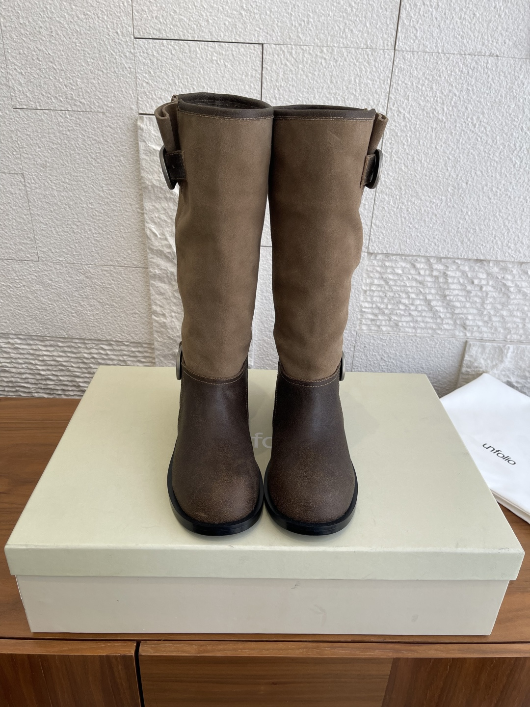 NO:592278,Top version: Unfolio 2025 autumn and winter new style [Ma Sichun same style] metal buckle pile boots mid-calf knight boots  The uppers of Unfolio in different colors are made of smooth calfskin, aged cowhide and suede, and full suede. The lining of the boot shaft is made of fine elastic Lycra fabric. The material is smooth and smooth. You can immediately feel the unique comfort of the boots as soon as you put it on your feet. The specially customized thickened rubber sole is easy to take care of and is more suitable for daily high-frequency wear. The fabric is imported cowhide/cow suede and the lining is imported sheepskin.  Outsole original molded outsole Size35-41 (40 41 custom-made and non-returnable), boots, boots, cowhide, sheepskin19860909顶级版本: Unfolio 2025 秋冬新款【马思纯同款】金属搭扣 堆堆靴 中筒骑士靴 Unfolio这款不同配色的鞋面分别采用光面质感的小牛皮、做旧日表面质感的牛皮与翻毛皮拼接以及全翻毛皮作为鞋面,靴筒内里则选择细腻的弹力莱卡织物,材质顺滑流畅,入脚的一瞬,便能即刻感受到靴子特有的舒适感.特别定制的加厚橡胶鞋底,方便打理,更适合日常高频率穿着. 面料进口牛皮/牛反绒 内里进口羊皮 大底原版开模大底 Size35-41（40 41定做不退换）,靴子,boots,cowhide,sheepskin,Women's Shoes