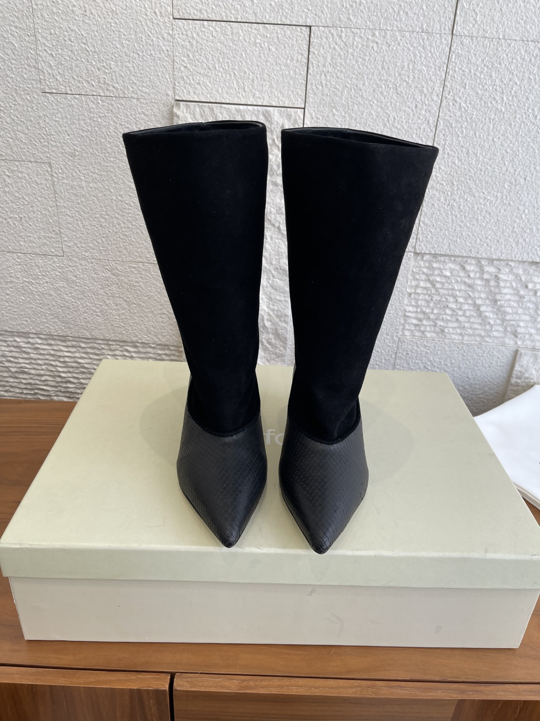 NO:592281,Top version: Unfolio 2025 autumn and winter new style pointed toe splicing kitten heel straight short boots Unfolio's pointed toe mid-calf boots, suede + leather splicing, delicate texture and durable!  The pointed toe design elongates the leg lines, is elegant and comfortable, and can be easily used for commuting and dating. The mid-calf boot shape modifies the leg shape, and goes well with skirts and trousers, giving it a French retro atmosphere ~ It is versatile, practical and fashionable in autumn and winter, and is a must-have item in the wardrobe!  Fabric imported cowhide/cow suede, lining imported sheepskin, outsole Italian imported genuine leather outsole Size 35-41 (40 41 customized, non-returnable), boots, boots, skirts, cowhide, sheepskin, Leather soles19860909顶级版本: Unfolio 2025 秋冬新款 尖头 拼接 小猫跟 直筒 短靴 Unfolio这款尖头中筒靴,绒面革+皮革拼接,质感细腻又耐用！尖头设计拉长腿部线条,优雅又舒适,通勤约会都能轻松驾驭.中筒靴型修饰腿型,搭配裙装裤装都很出彩,法式复古氛围感拉满～秋冬季节百搭,实用又时髦,是衣橱必备单品！ 面料进口牛皮/牛反绒 内里进口羊皮 大底意大利进口真皮大底 Size35-41（40 41定做不退换）,靴子,boots,skirts,cowhide,sheepskin,Leather soles,Women's Shoes