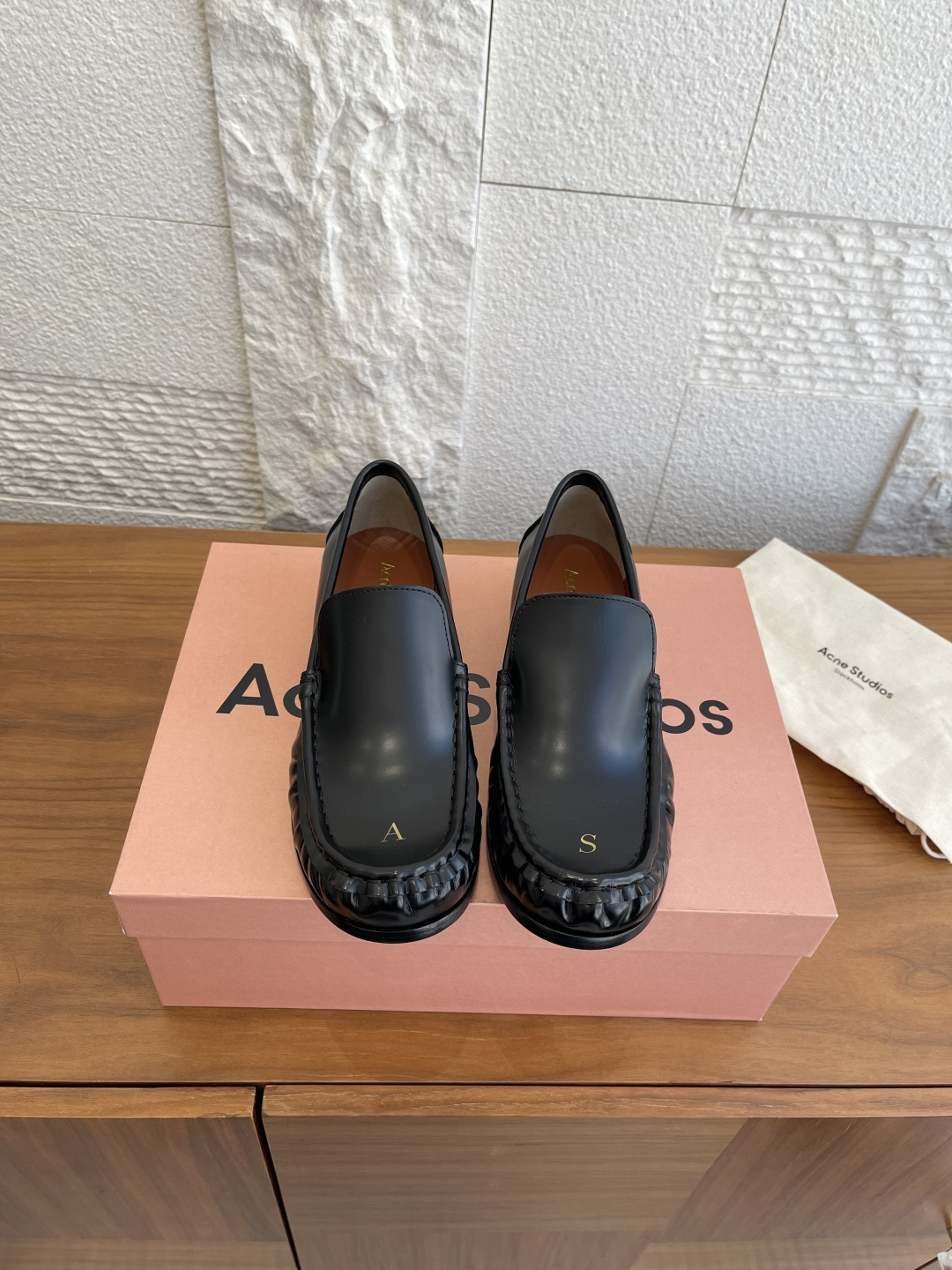 NO:592258,Top version: Women Men Acne Studios 25ss Autumn and Winter New Couple Style Letter Logo Pleated Loafers Acne Studios Boafer Light  Loafer loafer shoes are made of high-quality cowhide, with 'AS' letters gilded on the toe, low-key and recognizable. The round toe + micro-pleat design is retro and modern, and they look great with trousers or casual pants. The genuine leather soles are soft, and it is recommended to stick to the bottom for more wear resistance. The slip-on design is super convenient and can be worn for commuting and leisure. It is the same style for men and women. A must-have for minimalist style lovers!  Remember to use professional leather shoe polish for daily care. The fabric is imported calfskin with open edge beads. The lining is imported cowhide. Outsole is Italian Goodyear leather outsole. Size female 35-39 male 40-44, boots,acne studios,dior,loafers,boots,cowhide,Leather soles19860909顶级版本:女 男 Acne Studios 25ss 秋冬新款 情侣款 字母徽标 褶皱 乐福鞋 Acne Studios Boafer Light Loafer乐福鞋,选用优质牛皮,鞋头烫金“AS”字母,低调又有辨识度.圆头+微褶皱设计,复古又现代,搭西裤或休闲裤都很出彩.真皮鞋底柔软,建议贴底更耐磨.一脚蹬设计超方便,通勤休闲都能穿,男女同款,极简风格爱好者必入！日常护理记得用专业皮鞋油保养哦 面料进口小牛皮开边珠 内里进口牛皮 大底意大利固特异工艺真皮大底 Size女35-39  男40-44,靴子,acne studios,dior,loafers,boots,cowhide,Leather soles,Women's Shoes