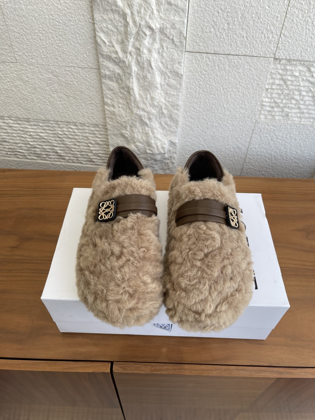 NO:592870,Top version: LOEWE 2025 new autumn and winter thick-soled fur shoes. LOEWE's plush thick-soled fur shoes are mainly warm and fashionable in autumn and winter!  The upper is made of soft plush and embellished with metal buckles, and is full of details. The thick-soled design makes the feet high and not tiring. It is super convenient to step on, and is OK for commuting and leisure. The apricot color is versatile, and it has a gentle atmosphere when paired with sweaters, coats, and down jackets ~ The soles are non-slip, and they are not afraid of rain or snow. They are practical and comfortable. They are a must-have item for autumn and winter!  Original custom plush fabric, original custom plush lining/foot pads, original open molded foam outsole, Size 35-40 (customized for 40, non-refundable), fur shoes, loewe, loewe, sweaters, down jacket19860909顶级版本: LOEWE 罗意威 2025 秋冬新款 厚底 毛毛鞋 LOEWE这款毛绒厚底毛毛鞋,主打秋冬保暖又时髦！鞋面是柔软毛绒+金属扣点缀,细节感满满.厚底设计显高不累脚,一脚蹬超方便,通勤休闲都OK.杏色百搭,配毛衣、大衣、羽绒服都很温柔氛围感～鞋底防滑,雨雪天也不怕,实用又舒适,是秋冬穿搭必备单品！ 面料原版定制毛绒 内里/垫脚原版定制毛绒 大底原版开模发泡大底 Size35-40（40定做不退换）,毛毛鞋,loewe,loewe,sweaters,down jacket,Women's Shoes