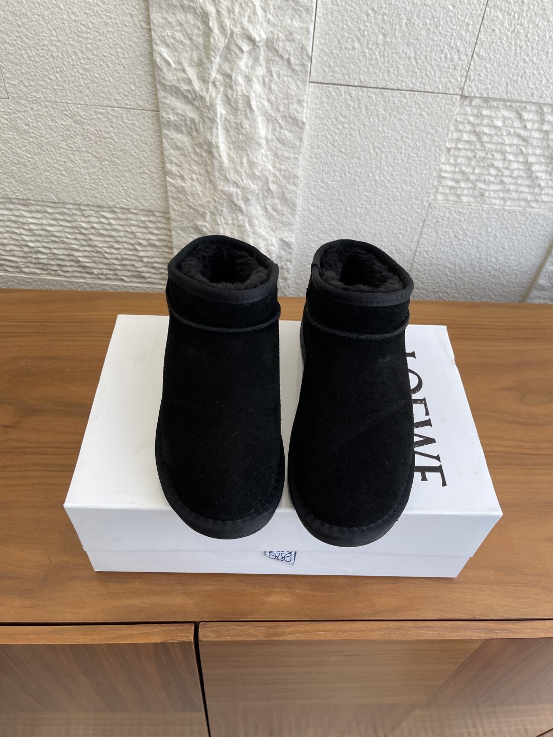 NO:592868,Top version: LOEWE 2025 Autumn and Winter New Slip-On Snow Boots Short Boots LOEWE short snow boots, simple design + soft leather, velvet lining super warm, super comfortable to wear in winter! The rubber soles are non-slip and wear-resistant, so you are not afraid of slipping in snow or rain? .The short-cut design is easy to put on and take off. It is versatile with jeans and sweatpants, and can be worn for casual activities. The sole is moderately thick, quietly increasing the height without tiring the feet, and is suitable for long-term wear. The neutral color tone will look good with any combination. It is a practical and fashionable must-have item in winter! Fabric: Cow suede, lining/foot pads, original custom plush, outsole, original molded foam outsole, Size 35-40 (custom-made for 40, non-refundable), snow boots, loewe, loewe, boots, jeans19860909顶级版本: LOEWE 罗意威 2025 秋冬新款 一脚蹬 雪地靴 短靴 LOEWE短筒雪地靴,简约设计+柔软皮革,内里加绒超保暖,冬天穿超舒服！橡胶鞋底防滑耐磨,雪地雨天也不怕滑倒？.短筒设计方便穿脱,搭配牛仔裤、卫裤都很百搭,通動休闲都能hold住.鞋底厚度适中,悄悄增高又不累脚,适合长时间穿着.中性色调,怎么搭都好看,是冬季实用又时髦的必备单品！ 面料牛反绒 内里/垫脚原版定制毛绒 大底原版开模发泡大底 Size35-40（40定做不退换）,雪地靴,loewe,loewe,boots,jeans,Women's Shoes