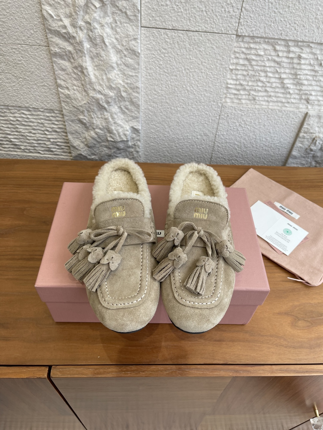 NO:592864,Top version: MIU MIU 2025 new autumn and winter styles, tassels, bows, half slippers, mule shoes, loafers. Miu Mio autumn and winter loafers, fur integrated design, first-layer cow suede + wool lining, soft and warm!  The upper has tassels and bows, which are full of retro feel and the details are super exquisite. It looks great with coats and sweaters in autumn and winter, and it adds a sense of atmosphere ~ It can be easily used for daily commuting or leisure, comfortable and fashionable, it is a must-have item for autumn and winter!  The first layer of fabric is cow suede, the lining is wool, the outsole is original molded rubber outsole, Size 35-41 (40 and 41 are custom-made and non-returnable), semi-shoes, miumiu, loafers, sweaters19860909顶级版本: MIU MIU 缪缪 2025 秋冬新款 流苏款 蝴蝶结 半拖 穆勒鞋 乐福鞋 Miu Mio秋冬乐福鞋,皮毛一体设计,头层牛反绒+羊毛内衬,柔软又保暖！鞋面流苏+蝴蝶结,复古感满满,细节超精致 .秋冬搭配大衣毛衣都很出彩,氛围感拉满～日常通勤或休闲都能轻松驾驭,舒适又时髦,是秋冬必入单品！ 面料头层牛反绒 内里羊毛 大底原版开模橡胶大底 Size35-41（40 41定做不退换）,半拖毛毛鞋,miumiu,loafers,sweaters,Women's Shoes